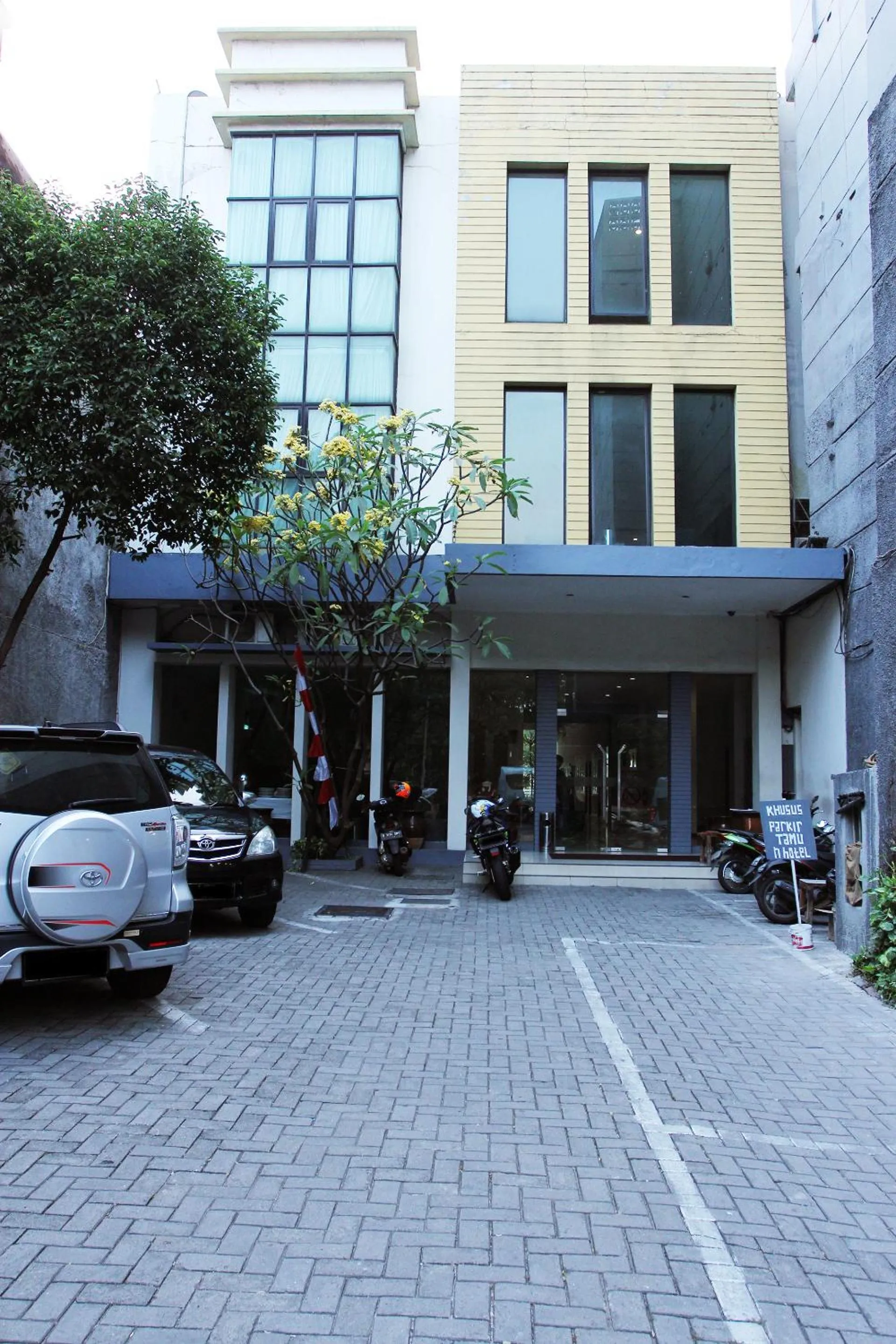 Facade/entrance in N Hotel Harmoni Jakarta