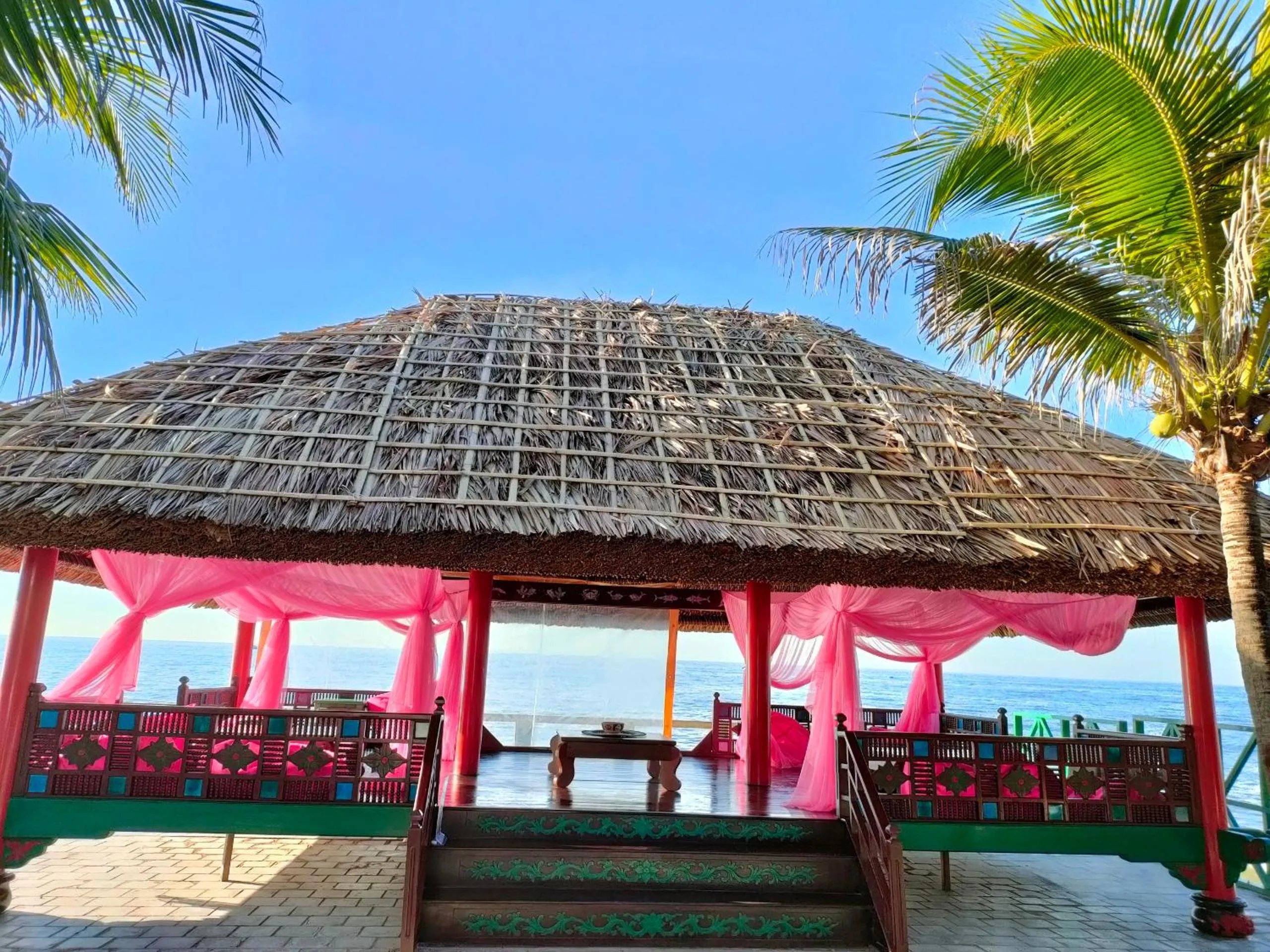 Restaurant/places to eat in Full Moon Beach Resort