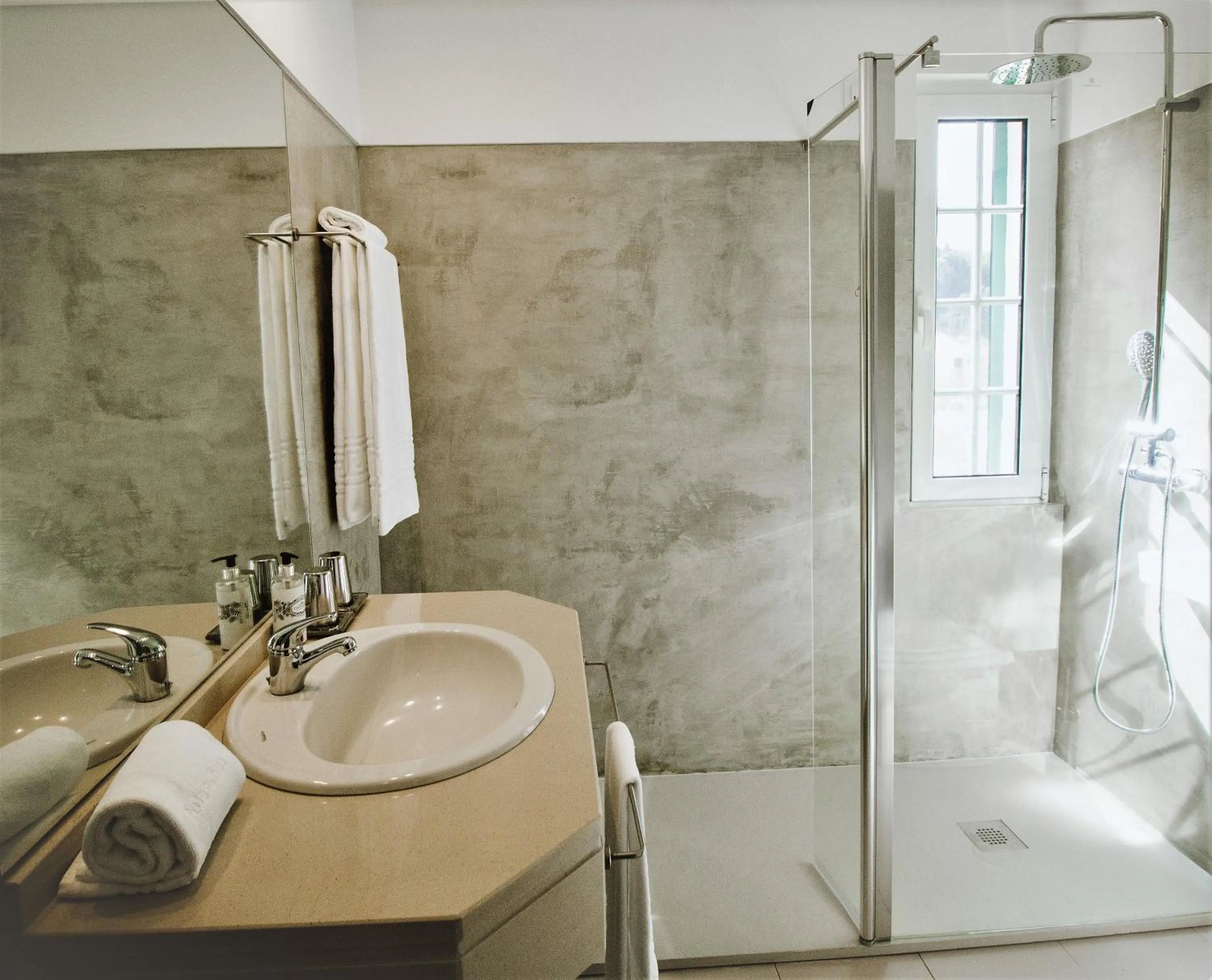 Shower in Solar da Bica