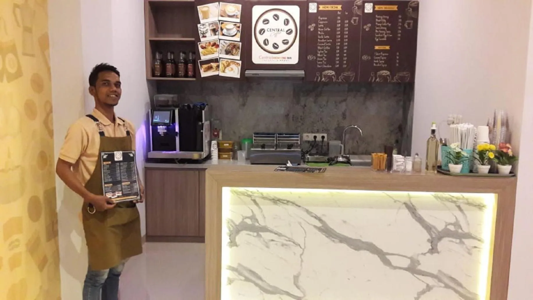 Coffee/tea facilities in Central Front One Inn Jakarta Airport