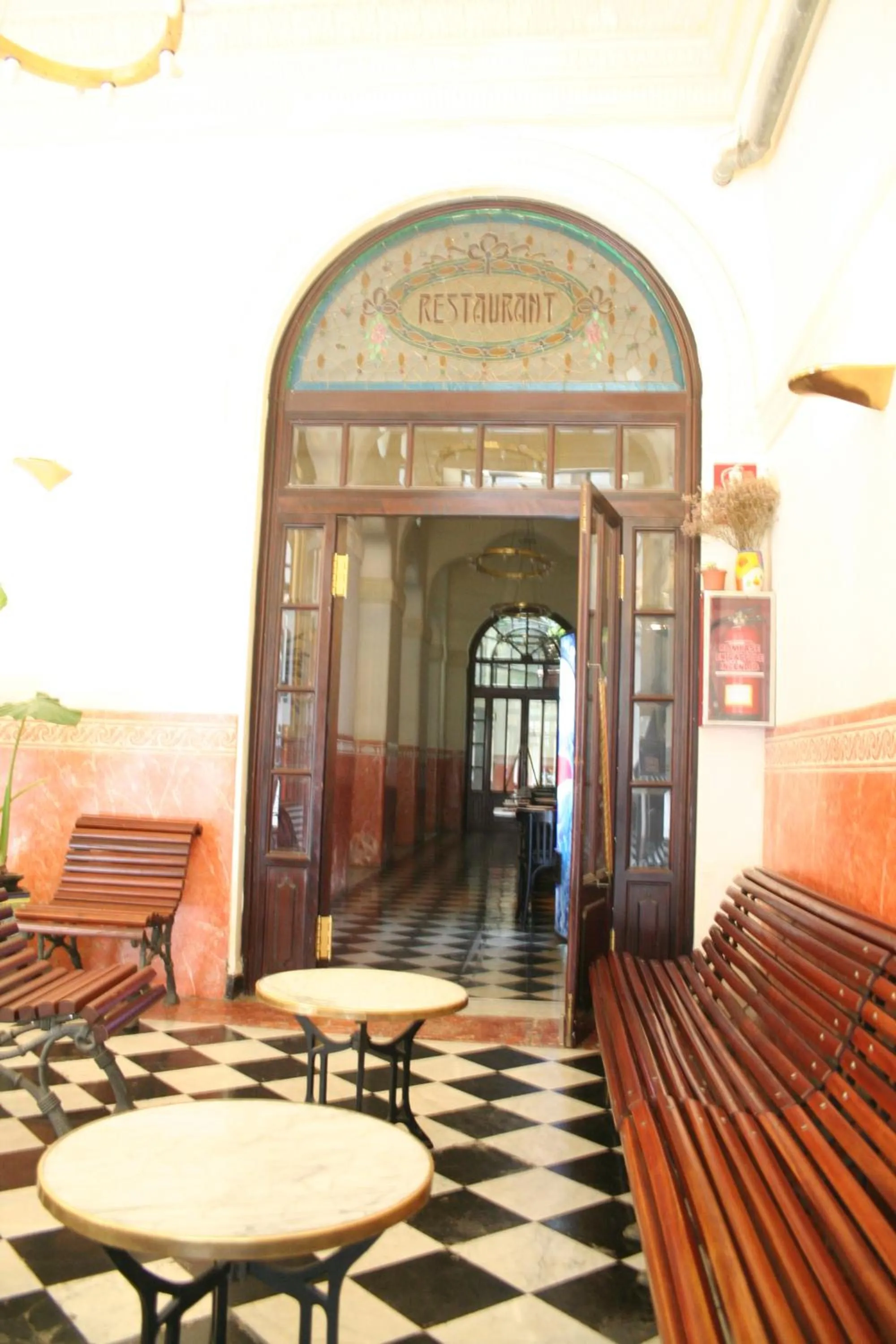 Restaurant/places to eat in Hotel Peninsular