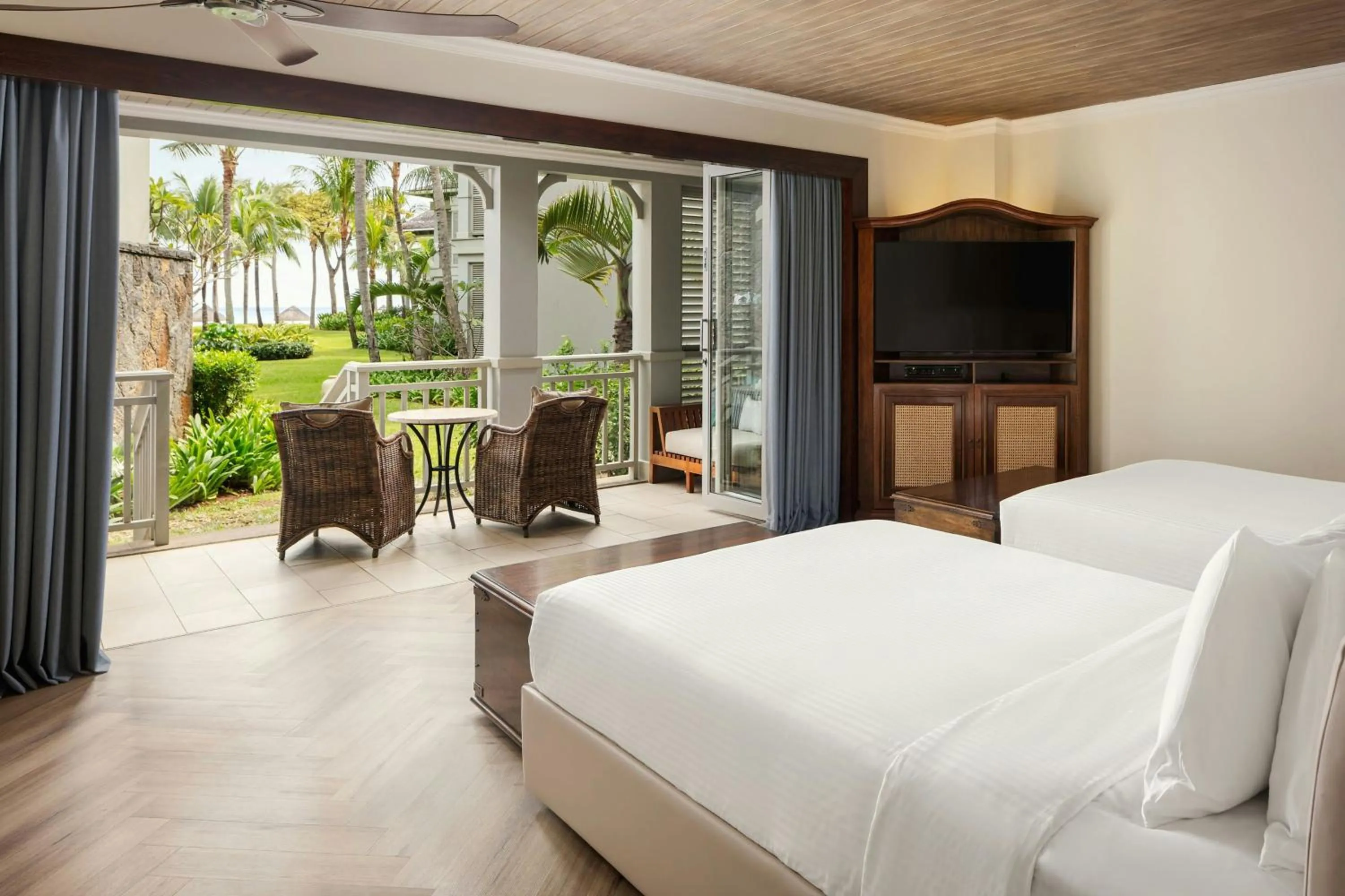 Photo of the whole room, Bed in JW Marriott Mauritius Resort