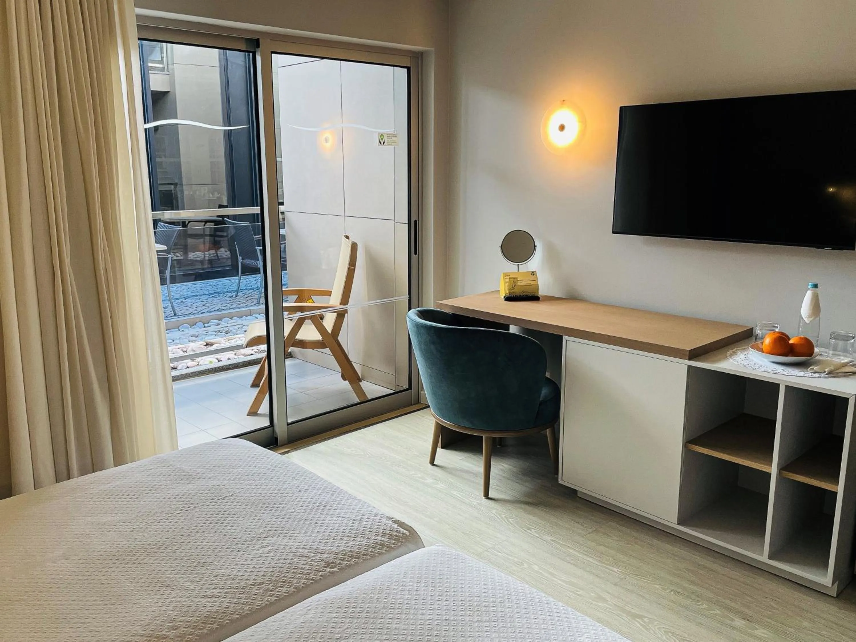 Communal lounge/ TV room, Bed in Alisios