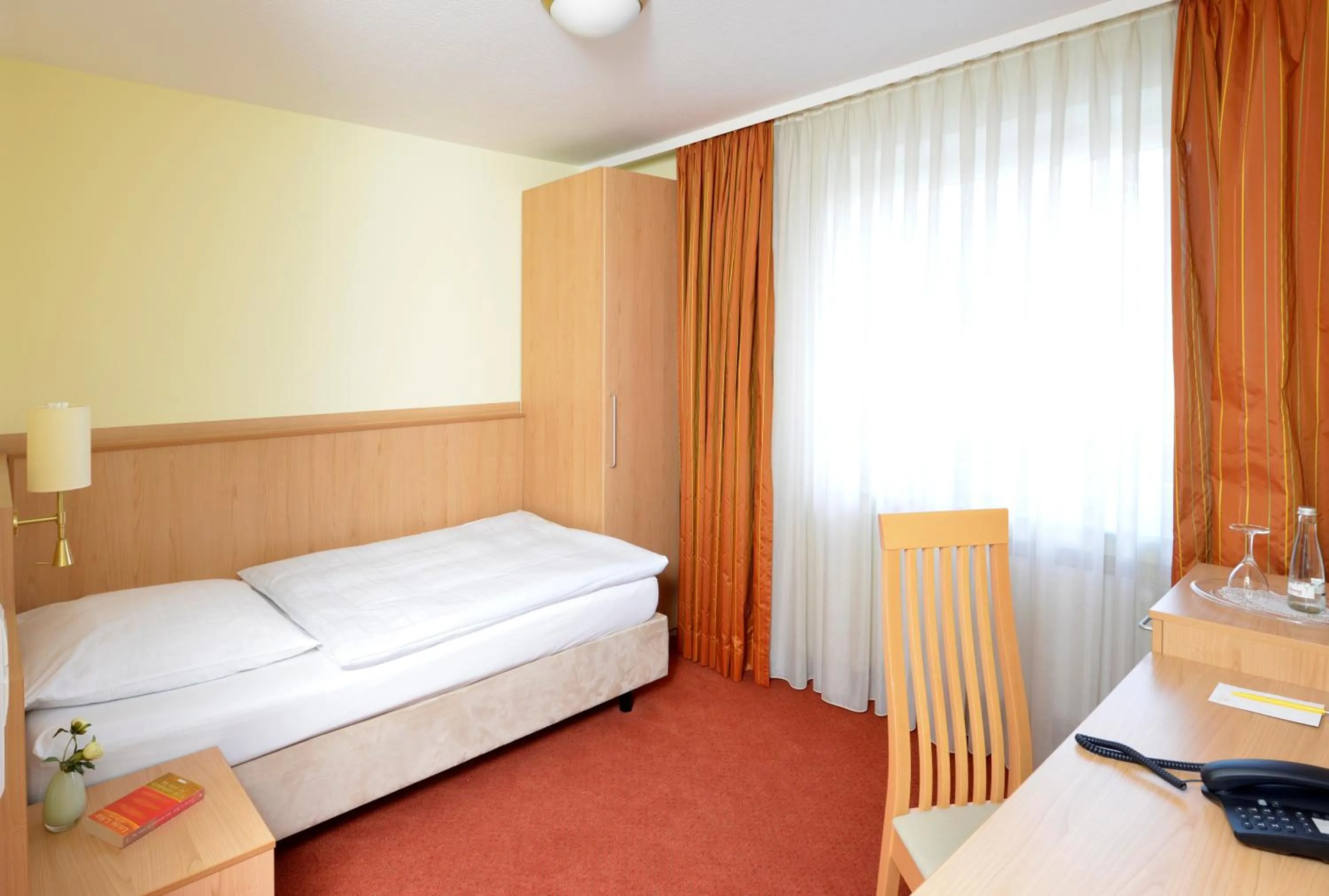 Living room, Bed in Hotel Sonne Eintracht KG Achern