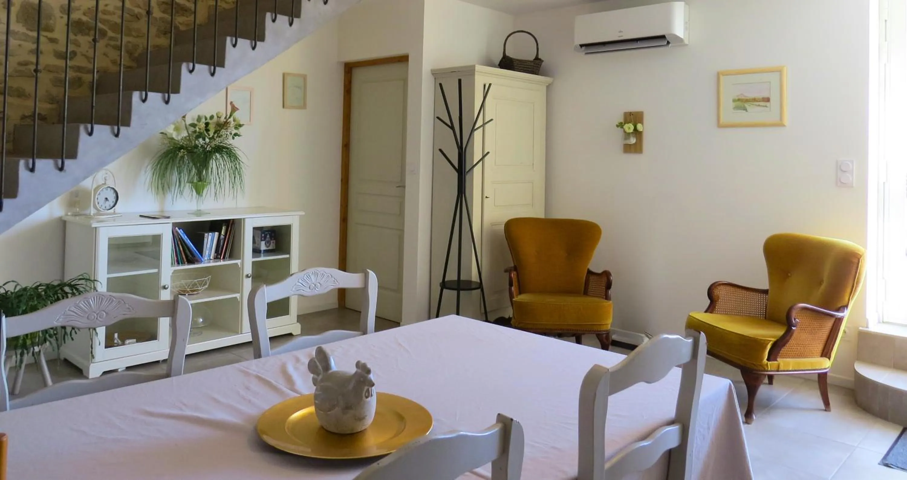 Communal lounge/ TV room in Maison d'hôtes La Bignone