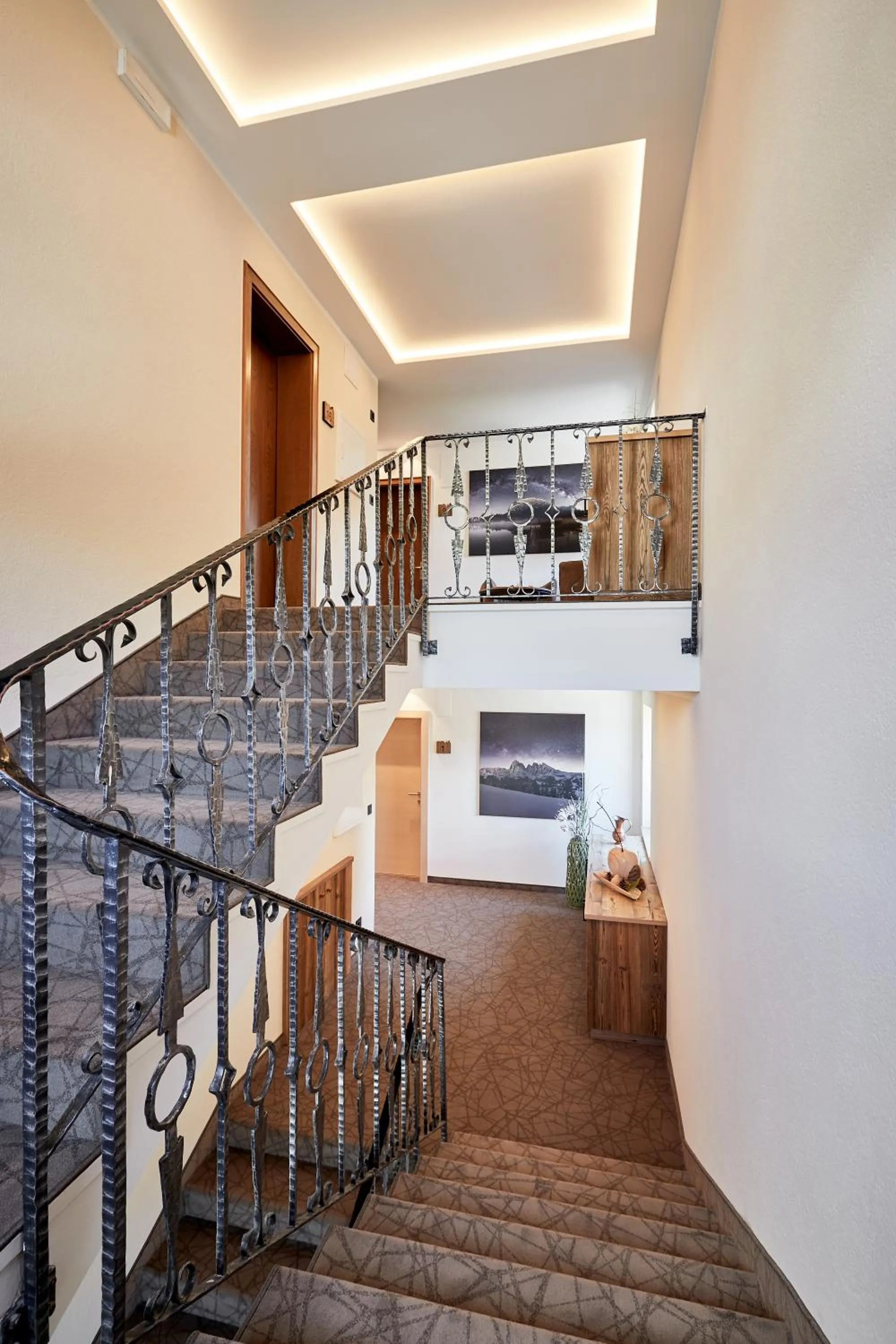 Decorative detail in Hotel Garni Savoy - new opening