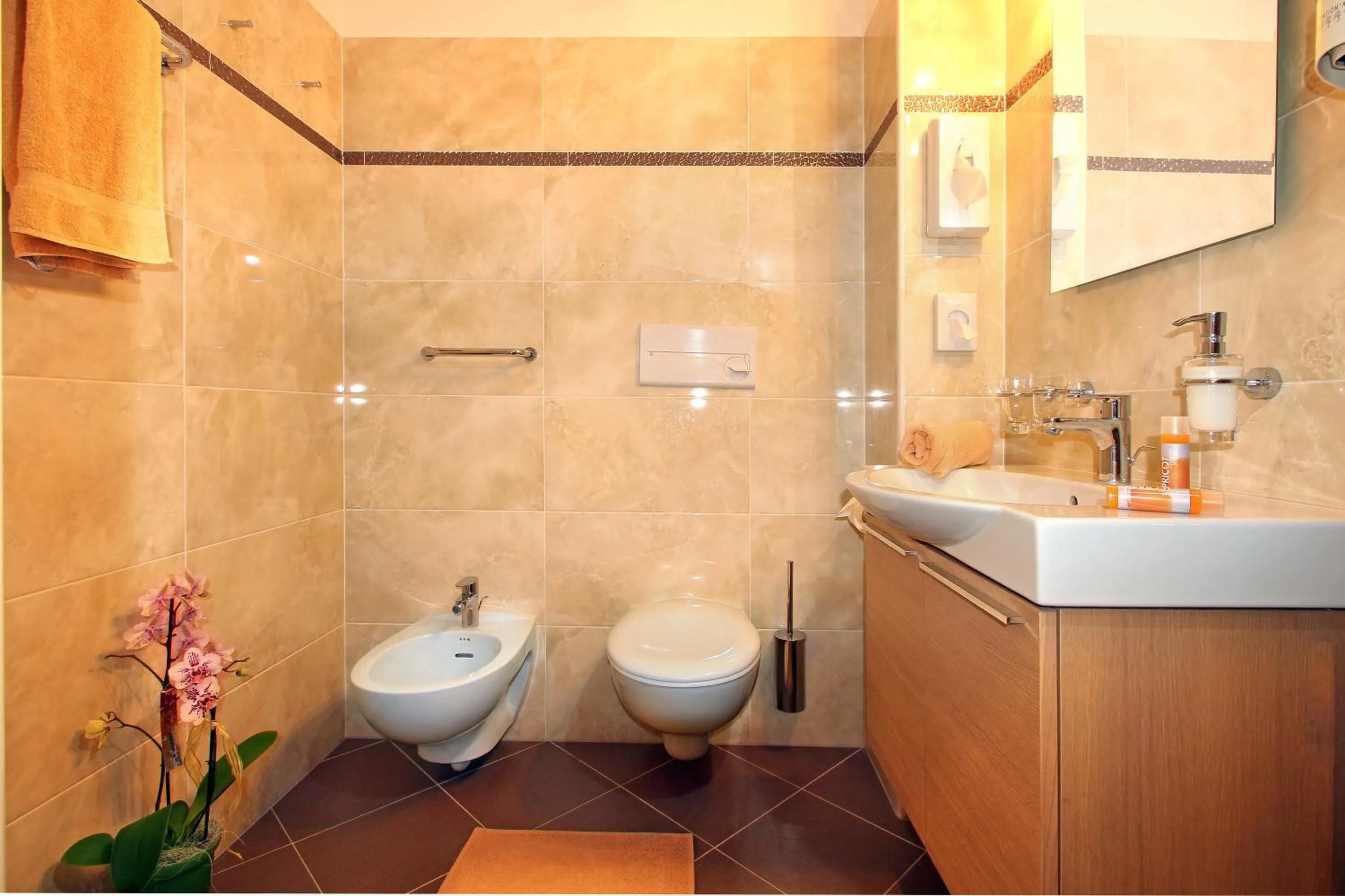 Bathroom in Hotel Garni Savoy - new opening