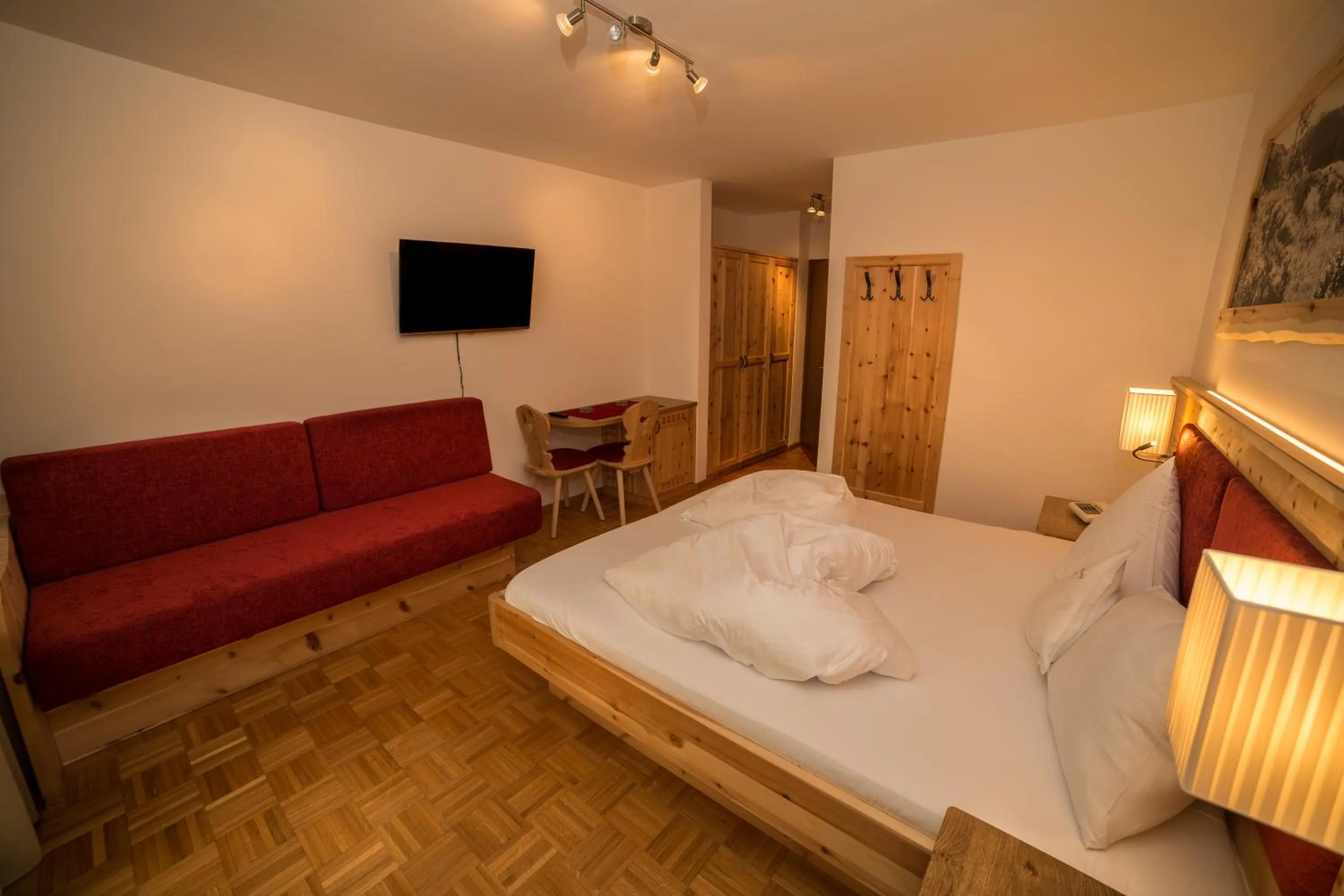 Photo of the whole room, Bed in Hotel Garni Savoy - new opening
