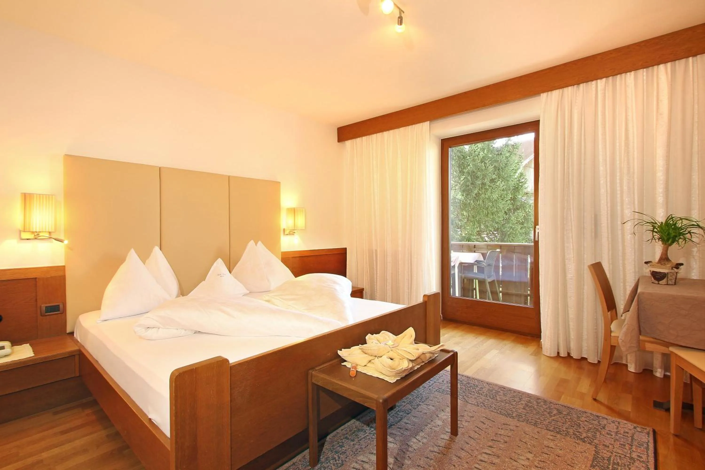 Balcony/Terrace, Bed in Hotel Garni Savoy - new opening