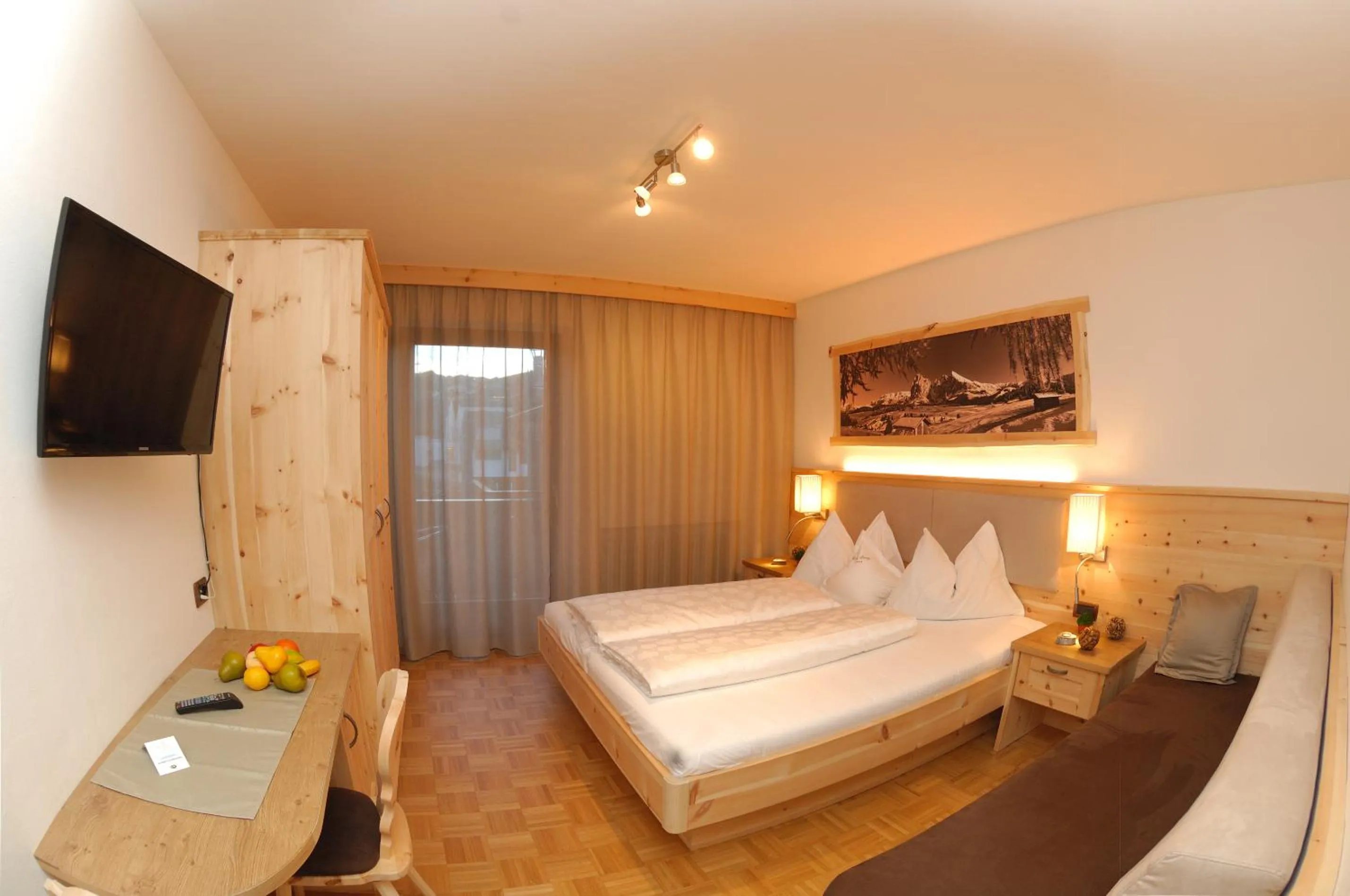 Photo of the whole room, Bed in Hotel Garni Savoy - new opening