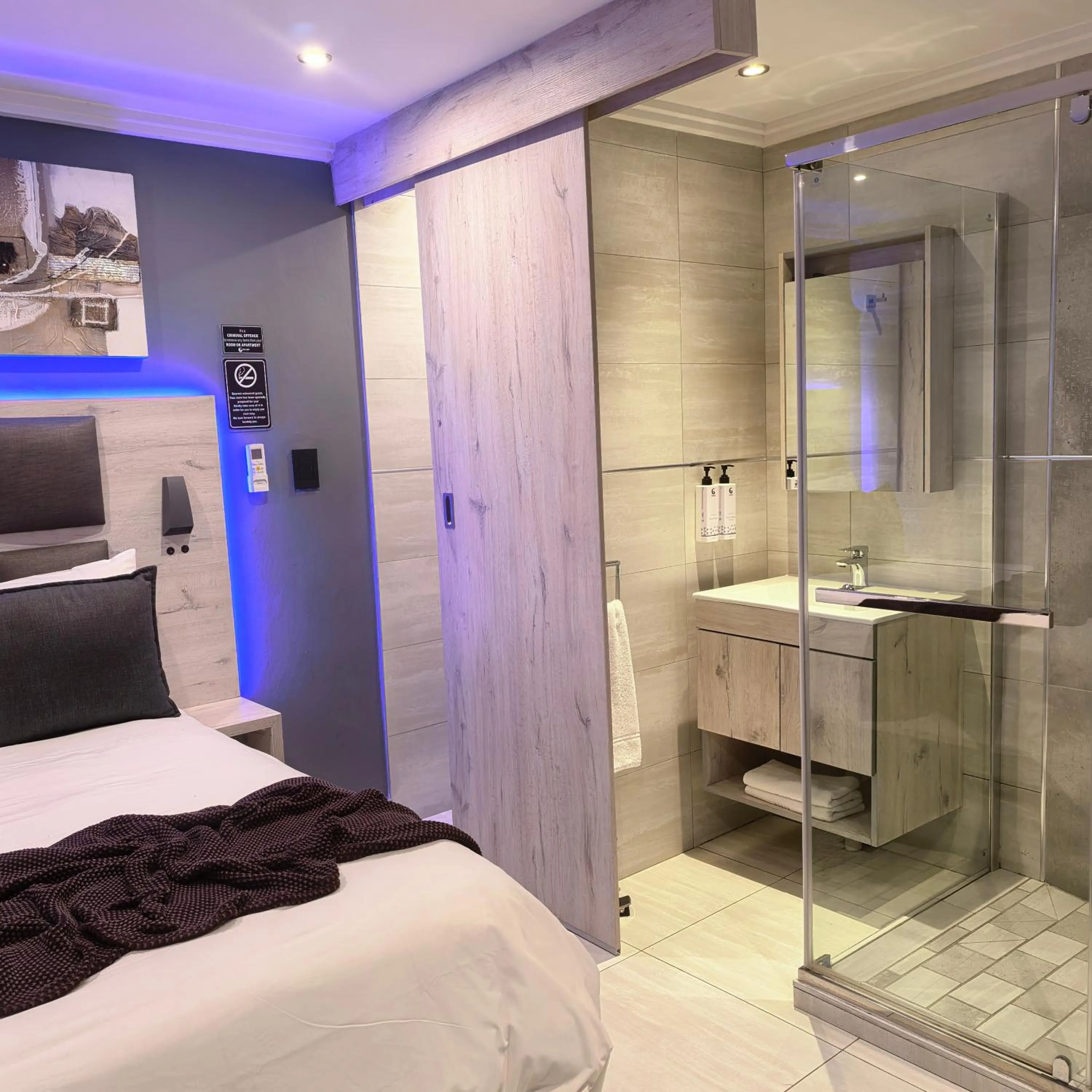 Bed in Cascades Guest Lodge