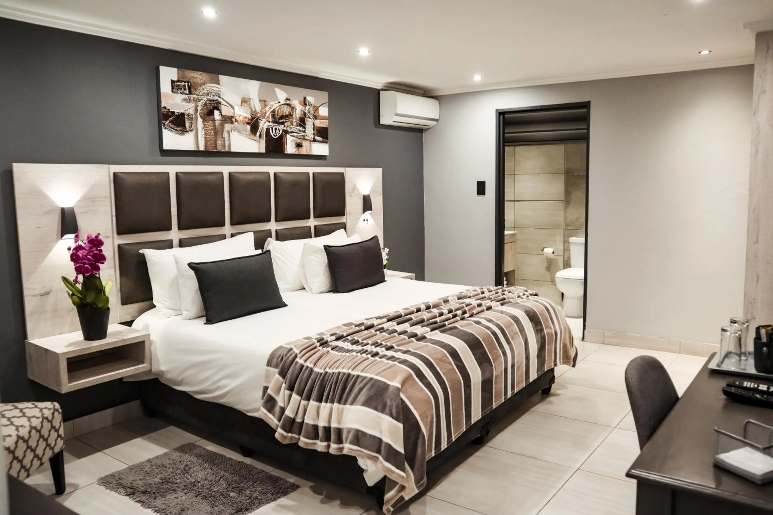 Bedroom, Bed in Cascades Guest Lodge