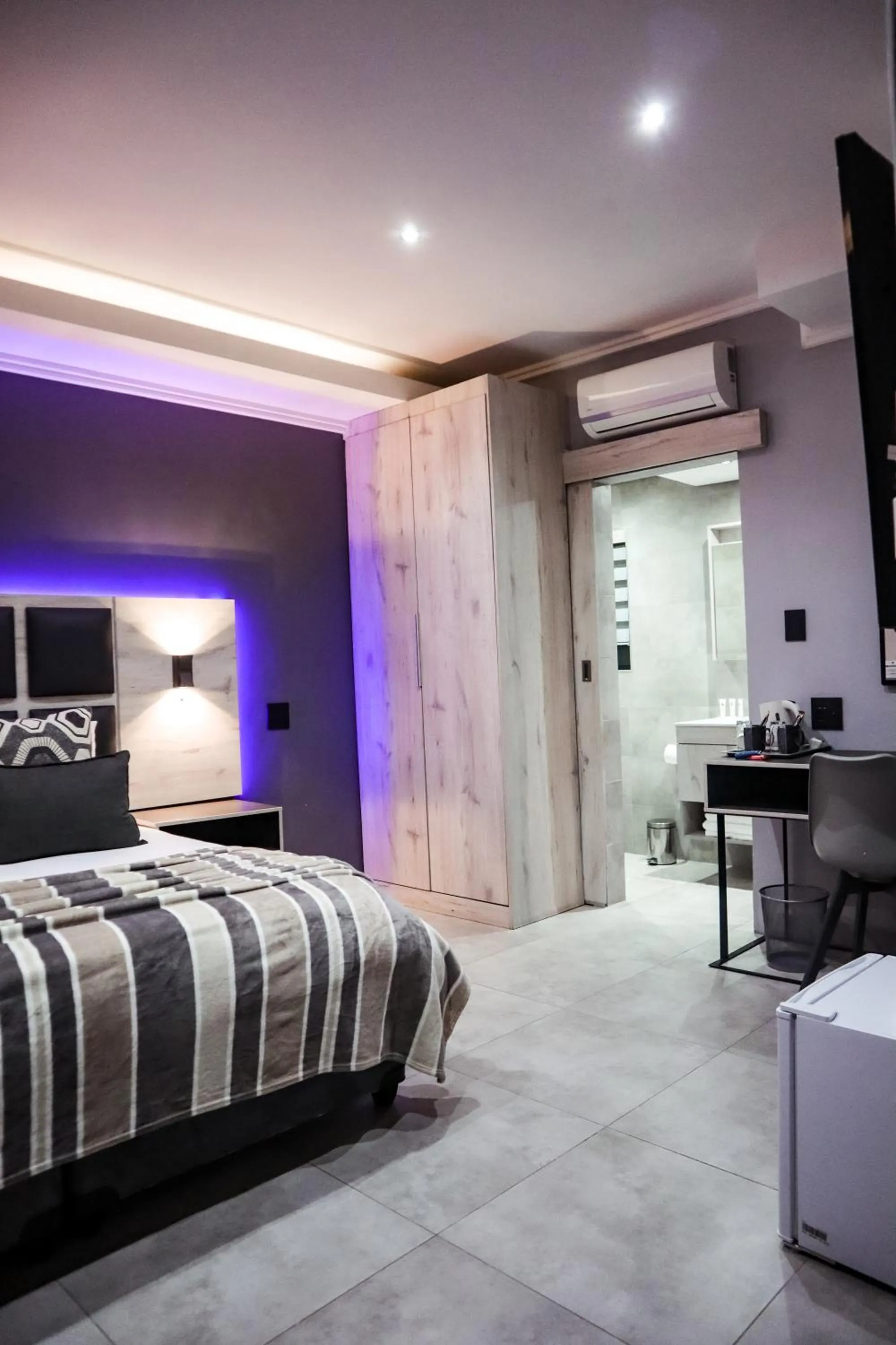 Bedroom, Bed in Cascades Guest Lodge