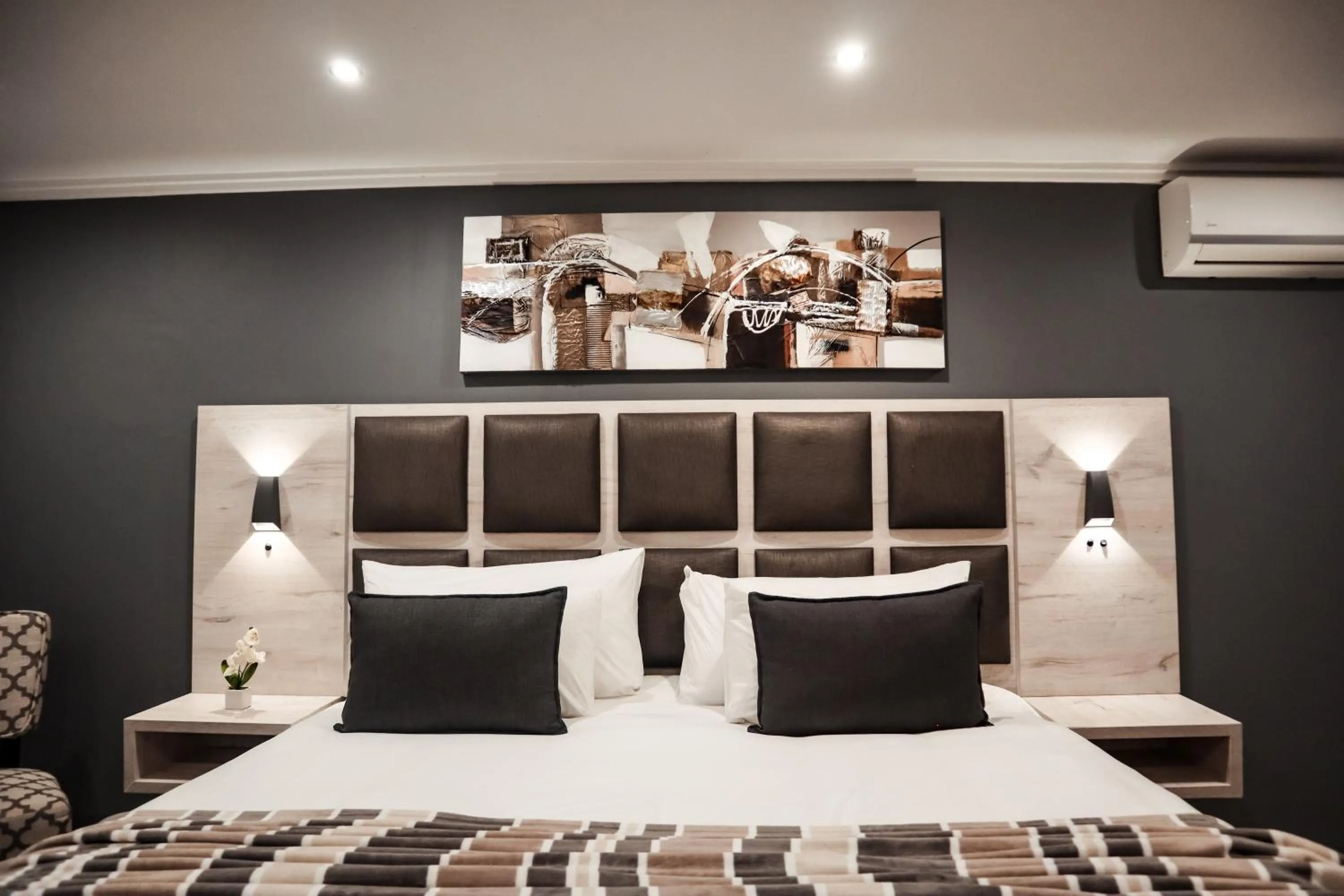 Bed in Cascades Guest Lodge