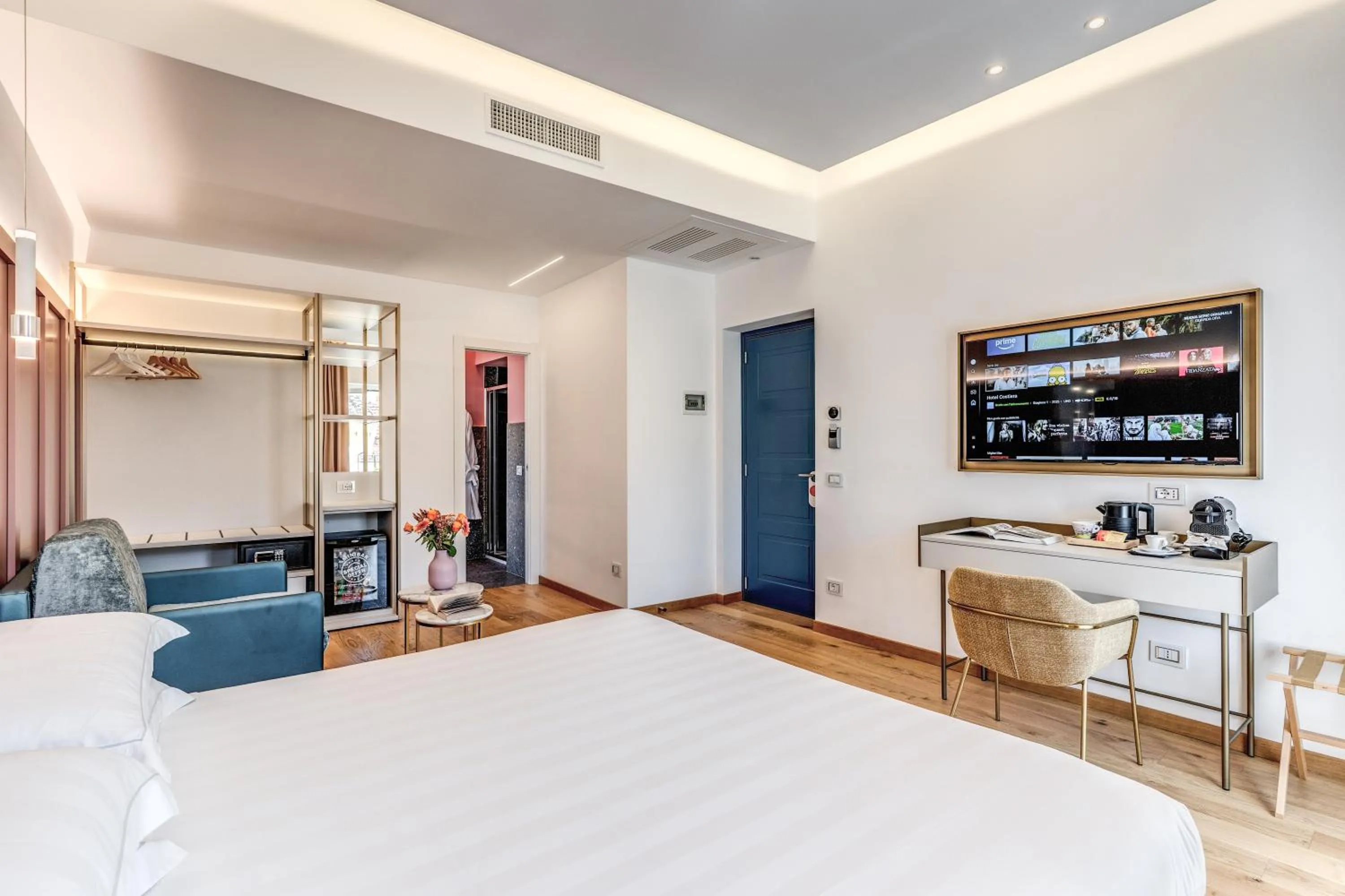 Photo of the whole room, Bed in Relais Trevi 95 Boutique Hotel