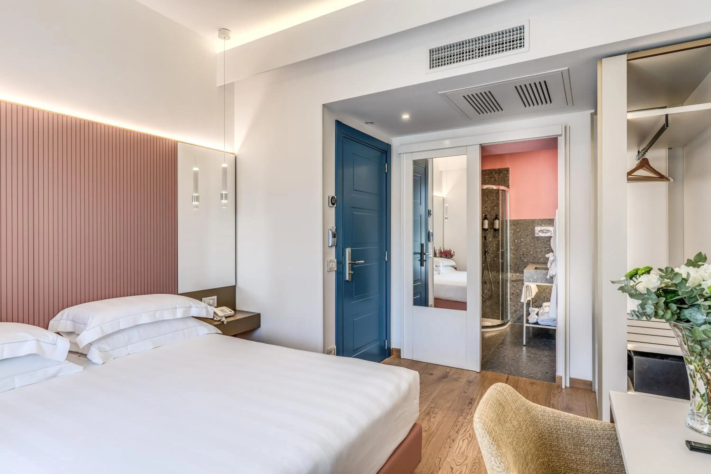 Photo of the whole room, Bed in Relais Trevi 95 Boutique Hotel