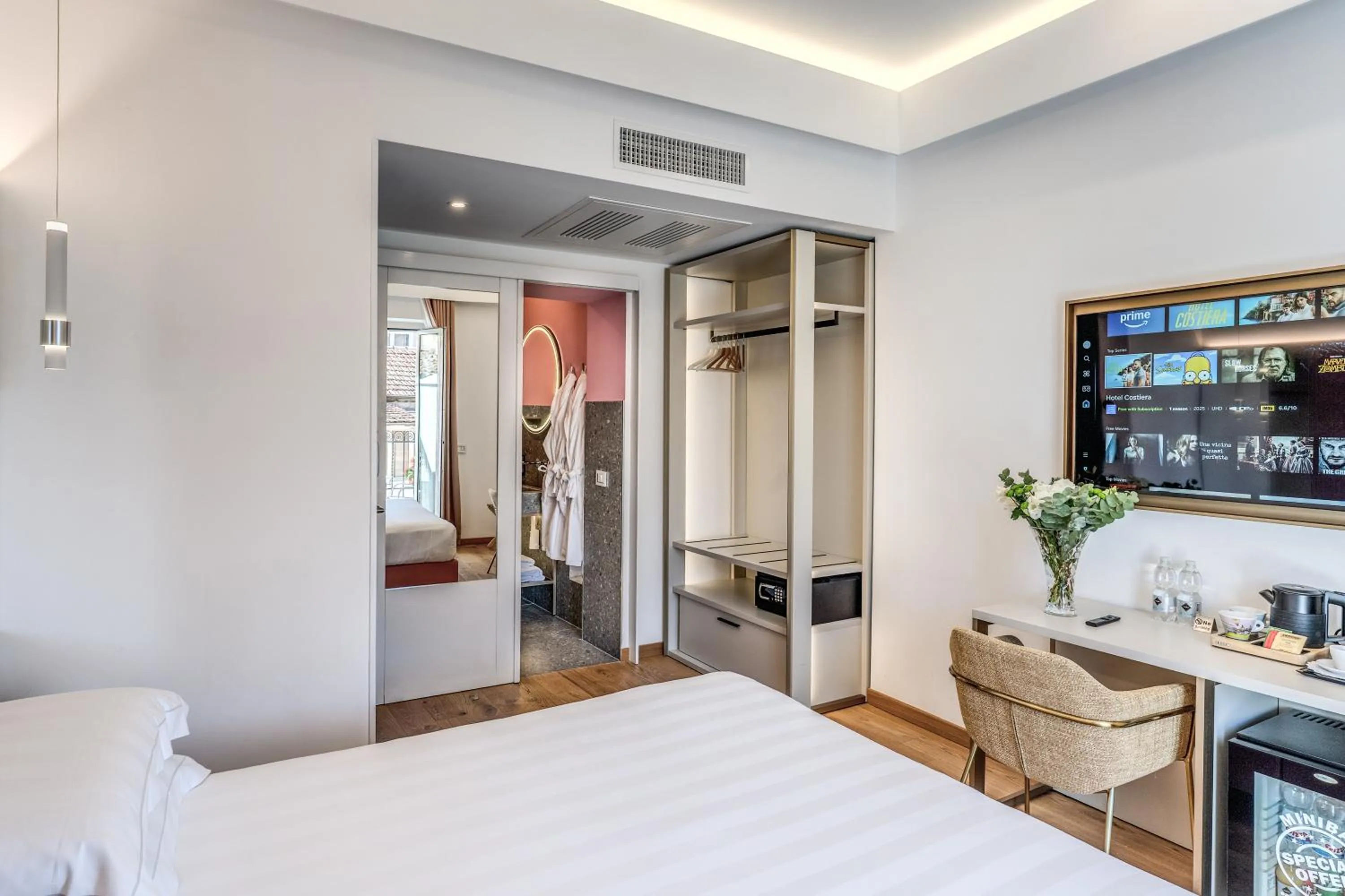 Photo of the whole room, Bed in Relais Trevi 95 Boutique Hotel