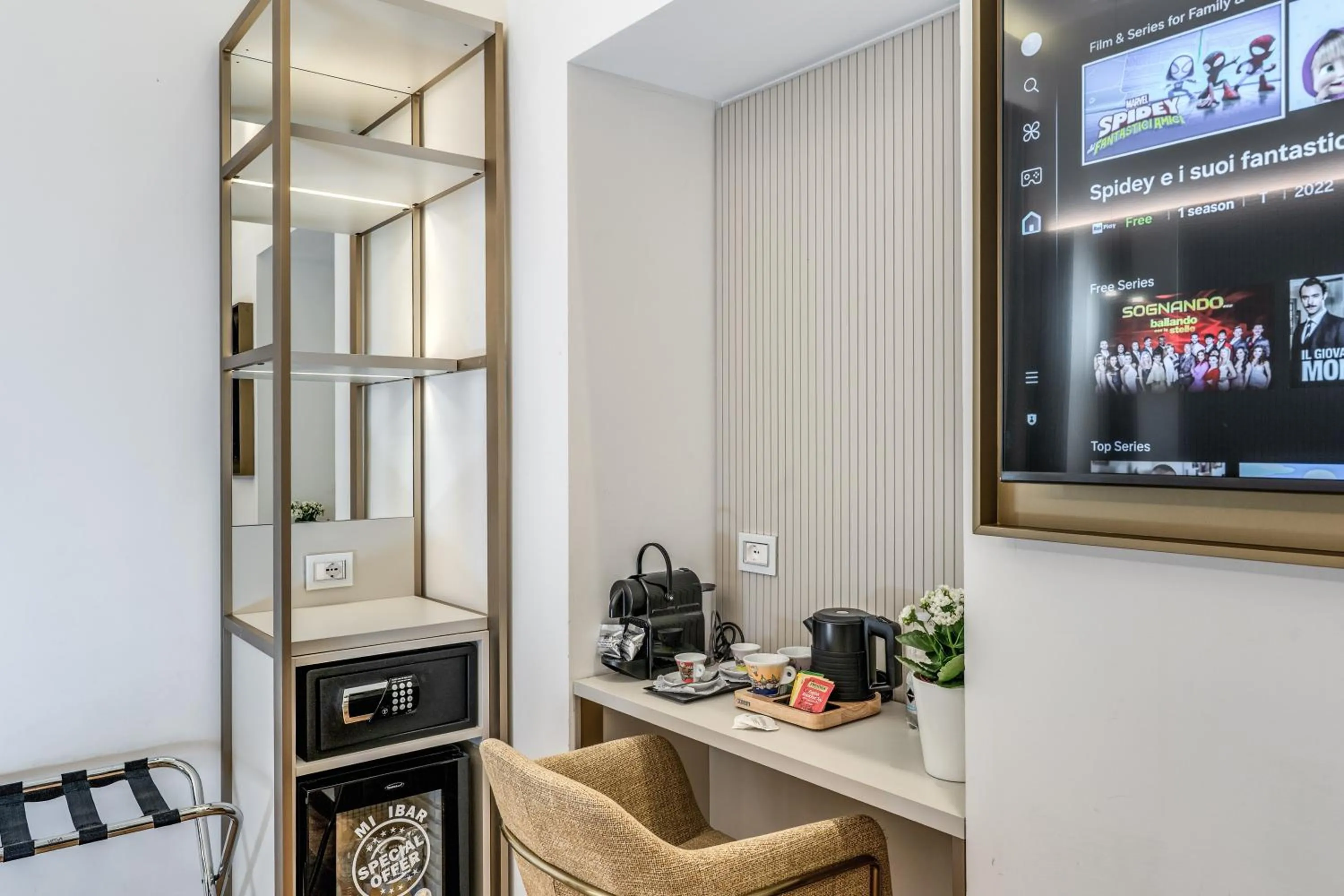 TV and multimedia in Relais Trevi 95 Boutique Hotel