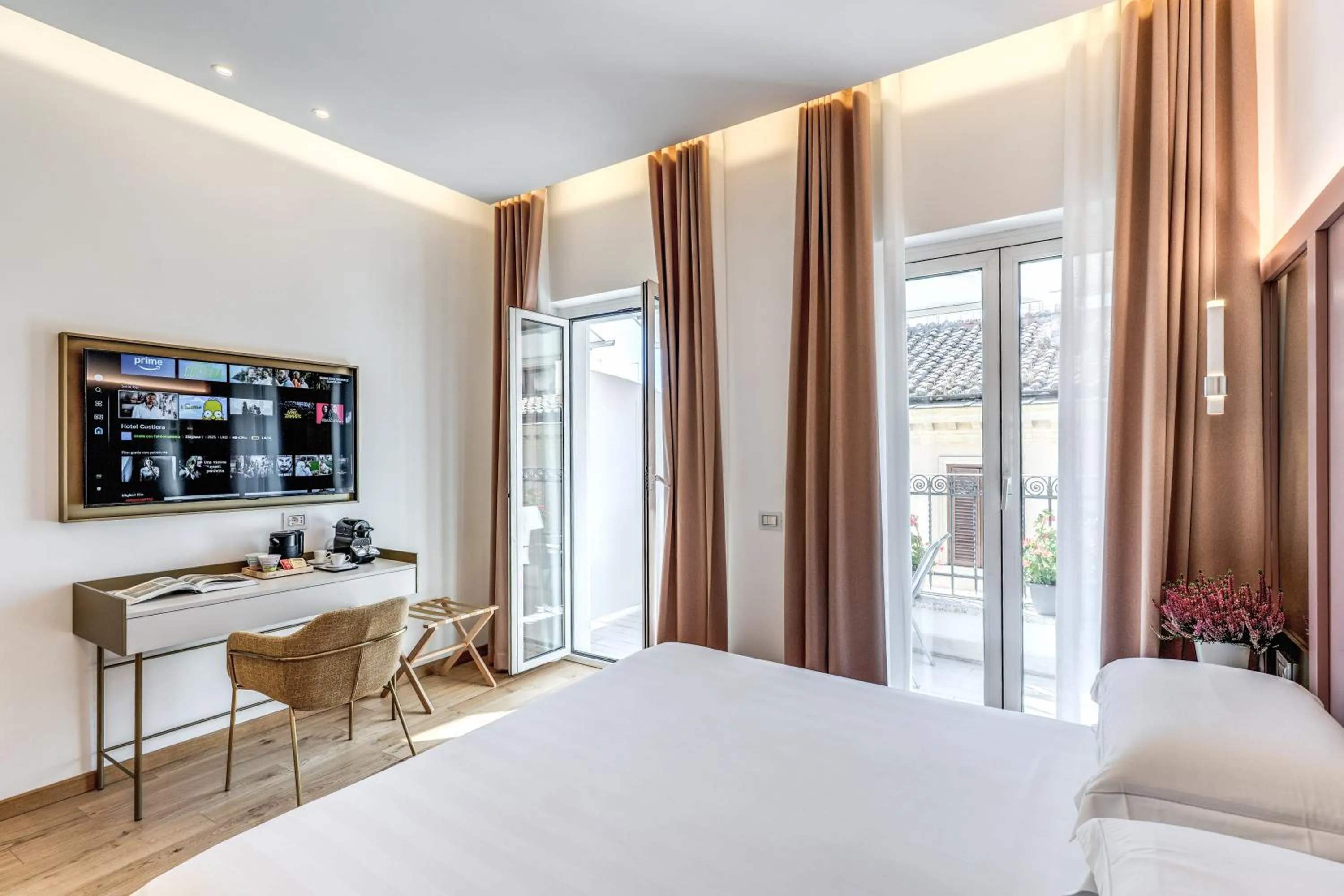 Photo of the whole room, Bed in Relais Trevi 95 Boutique Hotel