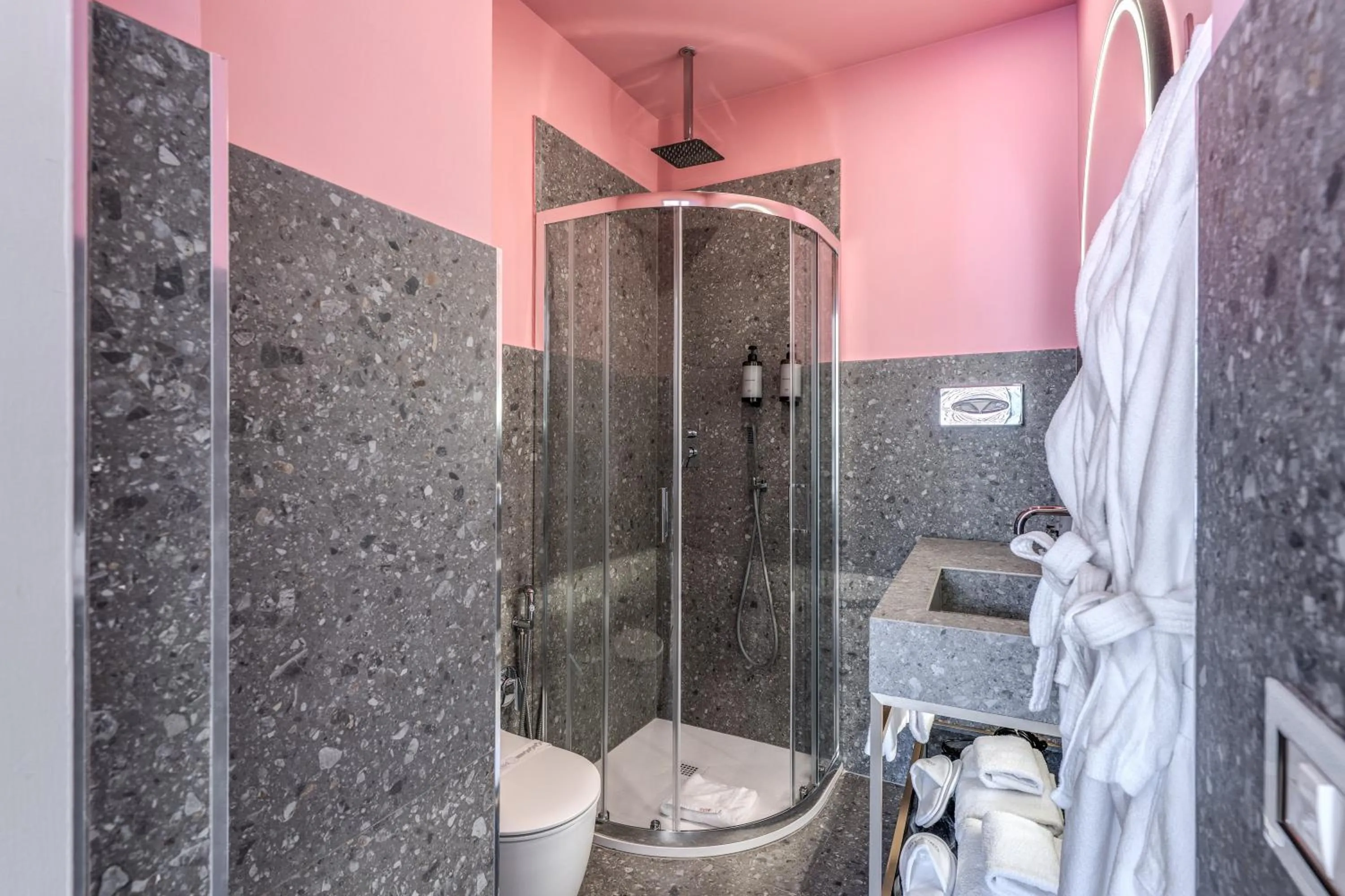 Shower in Relais Trevi 95 Boutique Hotel