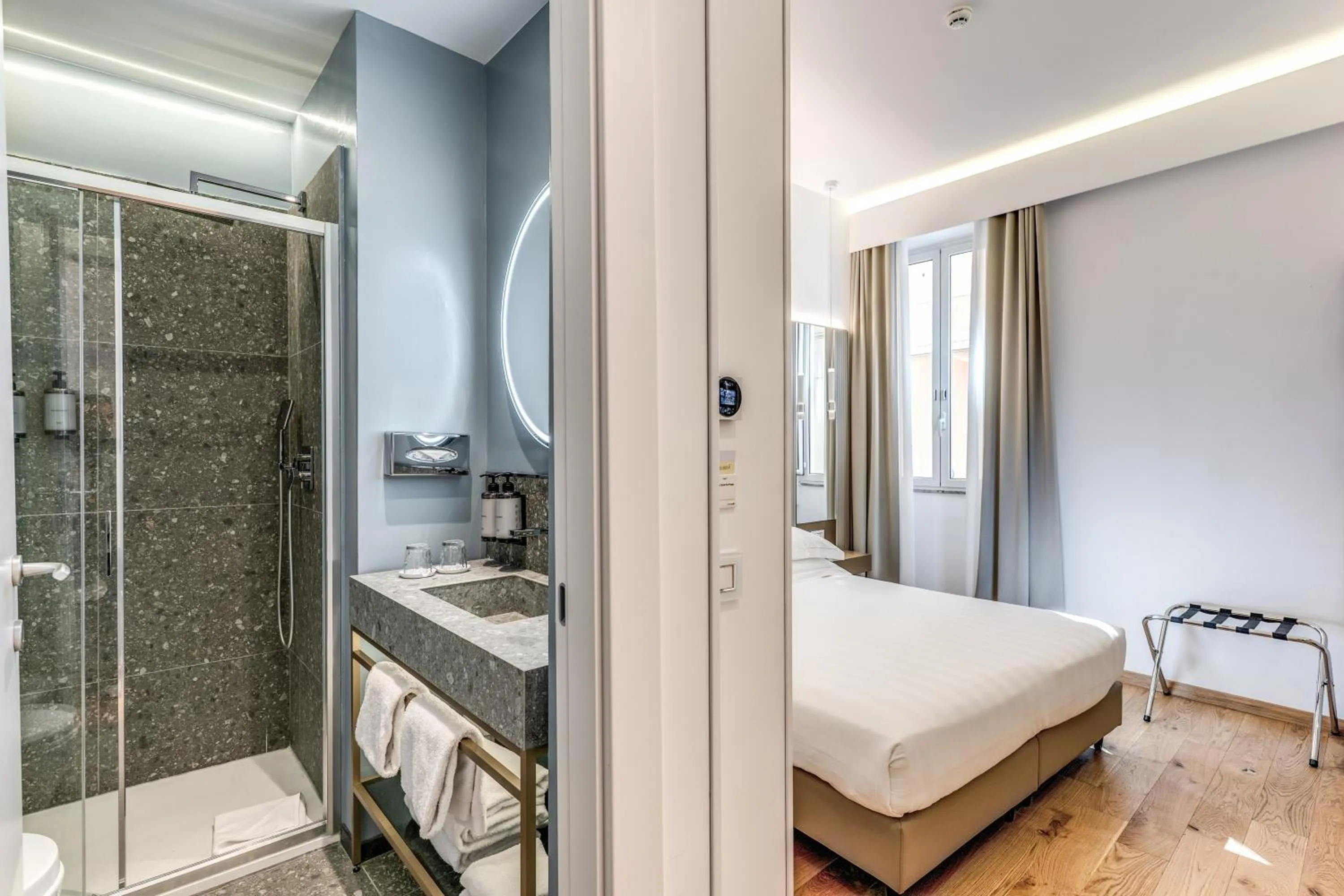 Bathroom, Bed in Relais Trevi 95 Boutique Hotel