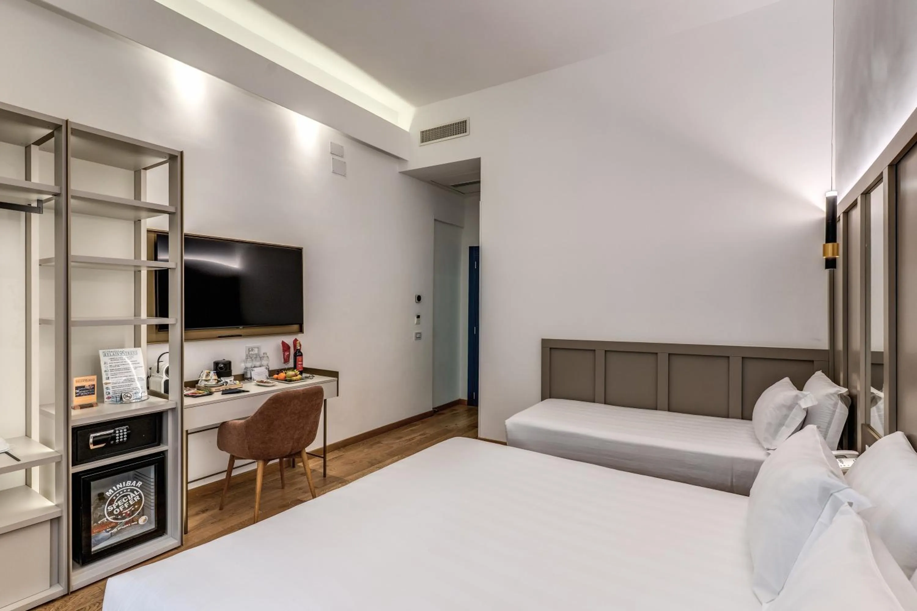 TV and multimedia, Bed in Relais Trevi 95 Boutique Hotel