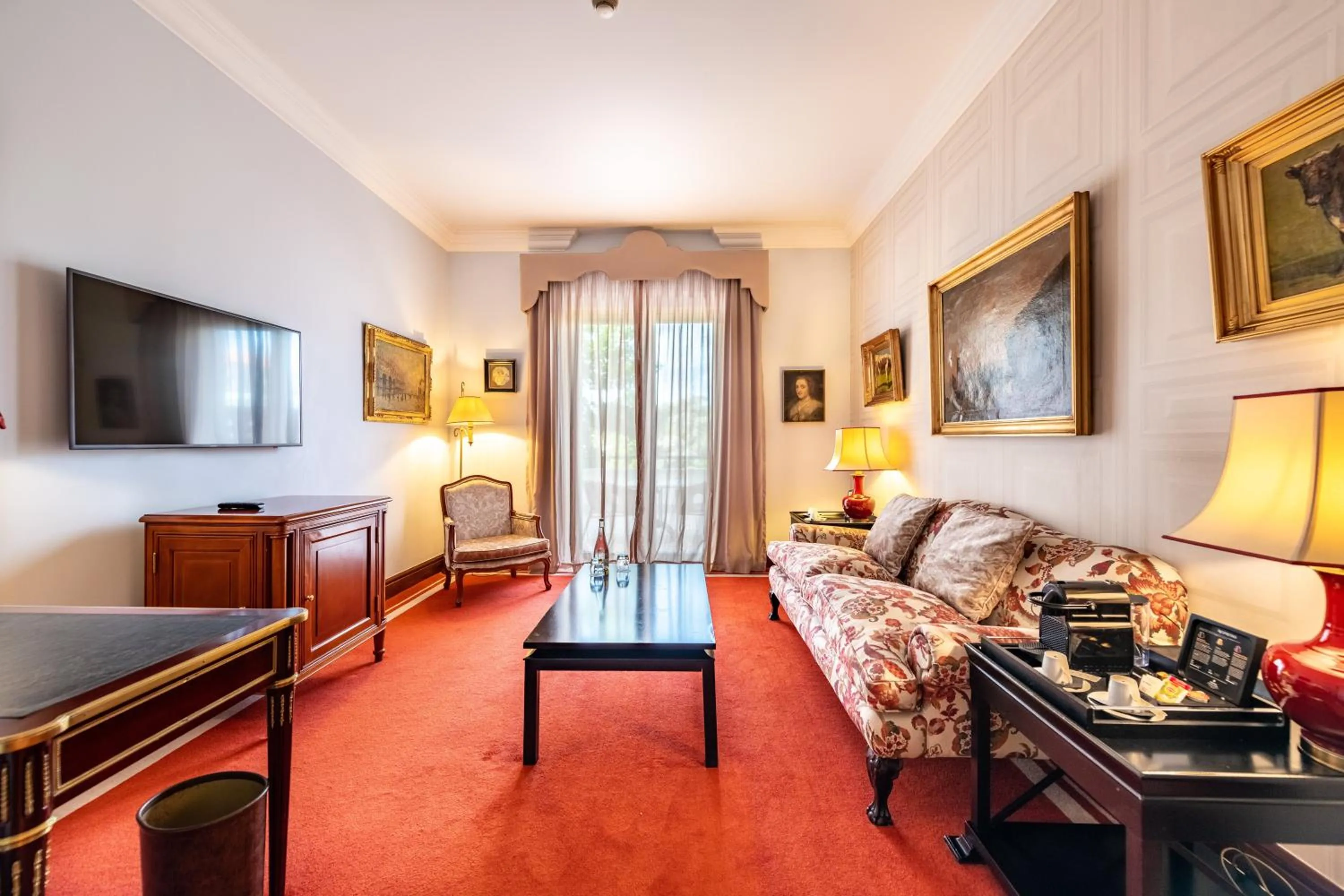 Living room, Bed in Pestana Palace Lisboa Hotel & National Monument - The Leading Hotels of the World