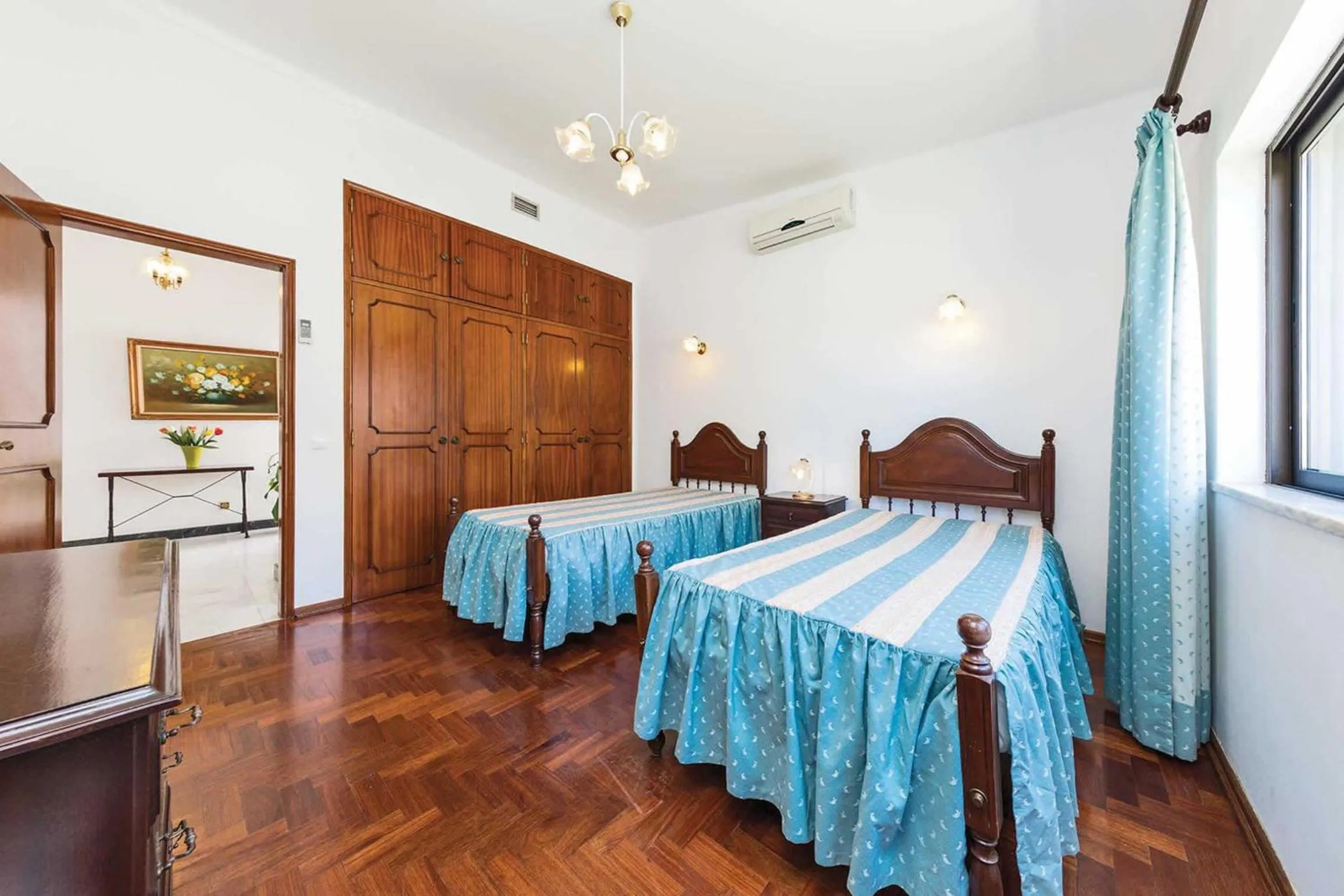 Bed in Situated in a superb position, in The Old Village area