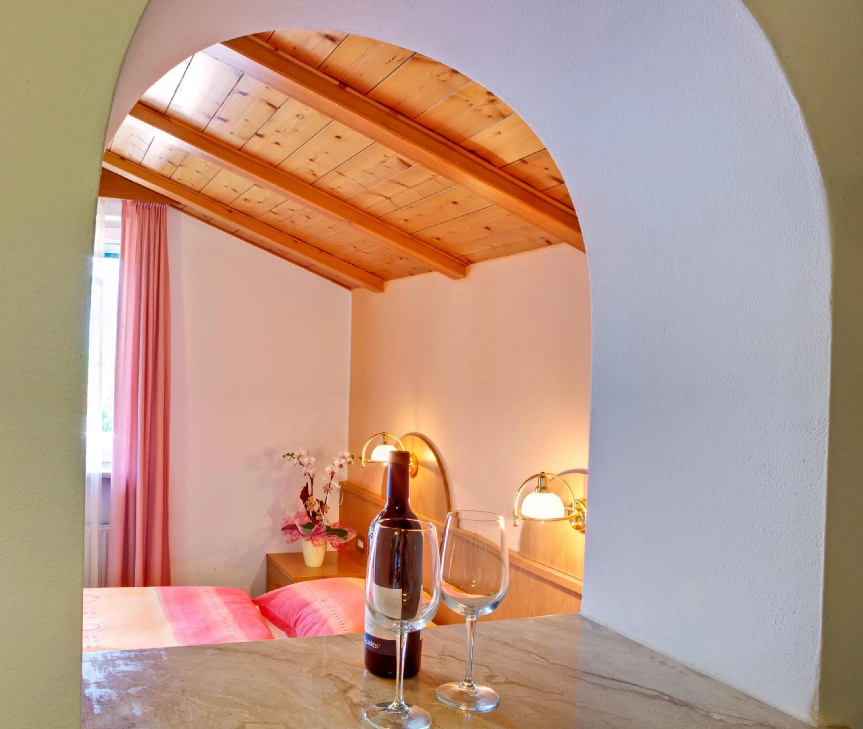 Alcoholic drinks, Bed in Parkhotel Plauserhof