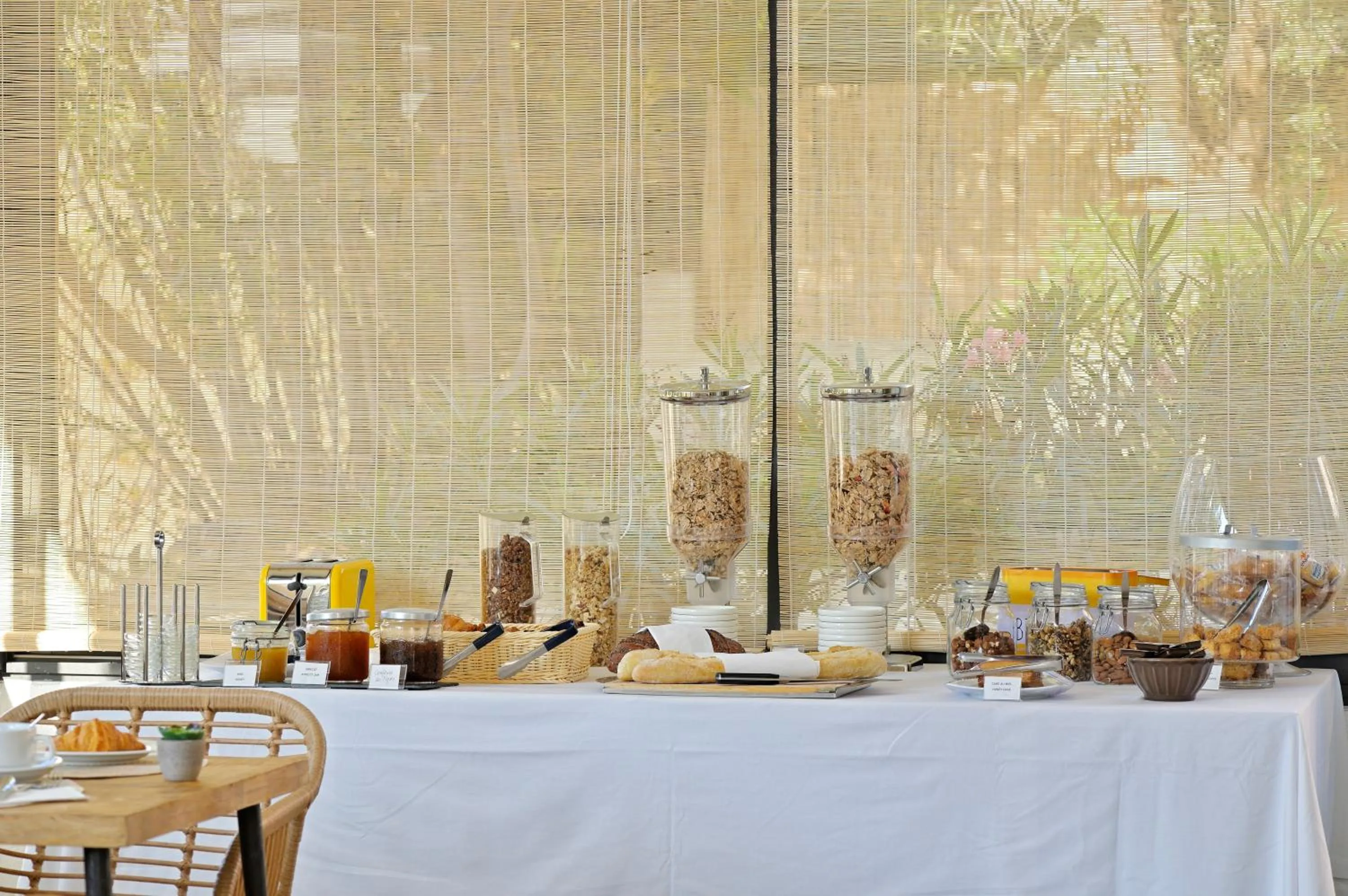 Breakfast in Hôtel L'Escale Coté Port