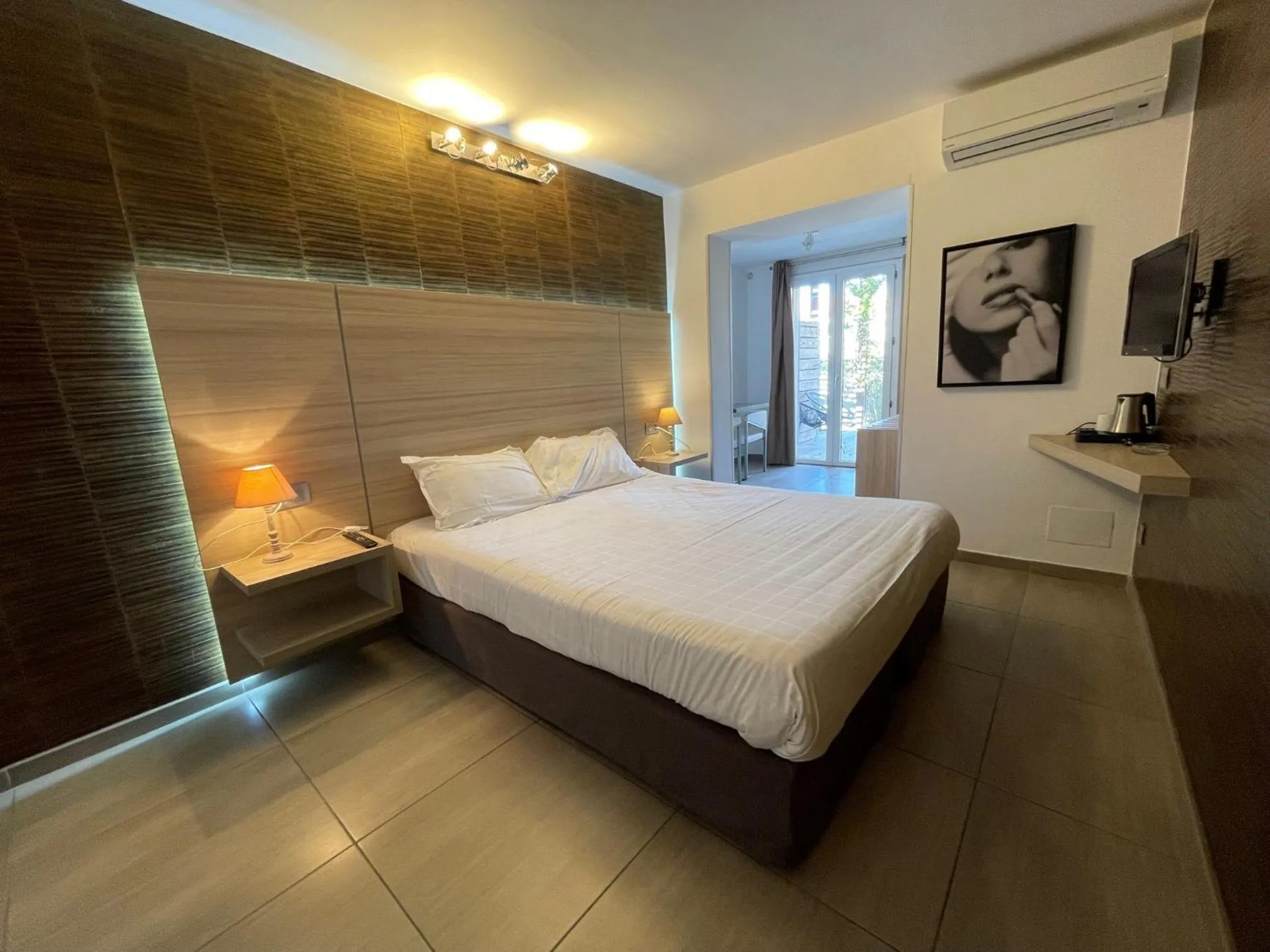 Bedroom, Bed in Hôtel L'Escale Coté Port