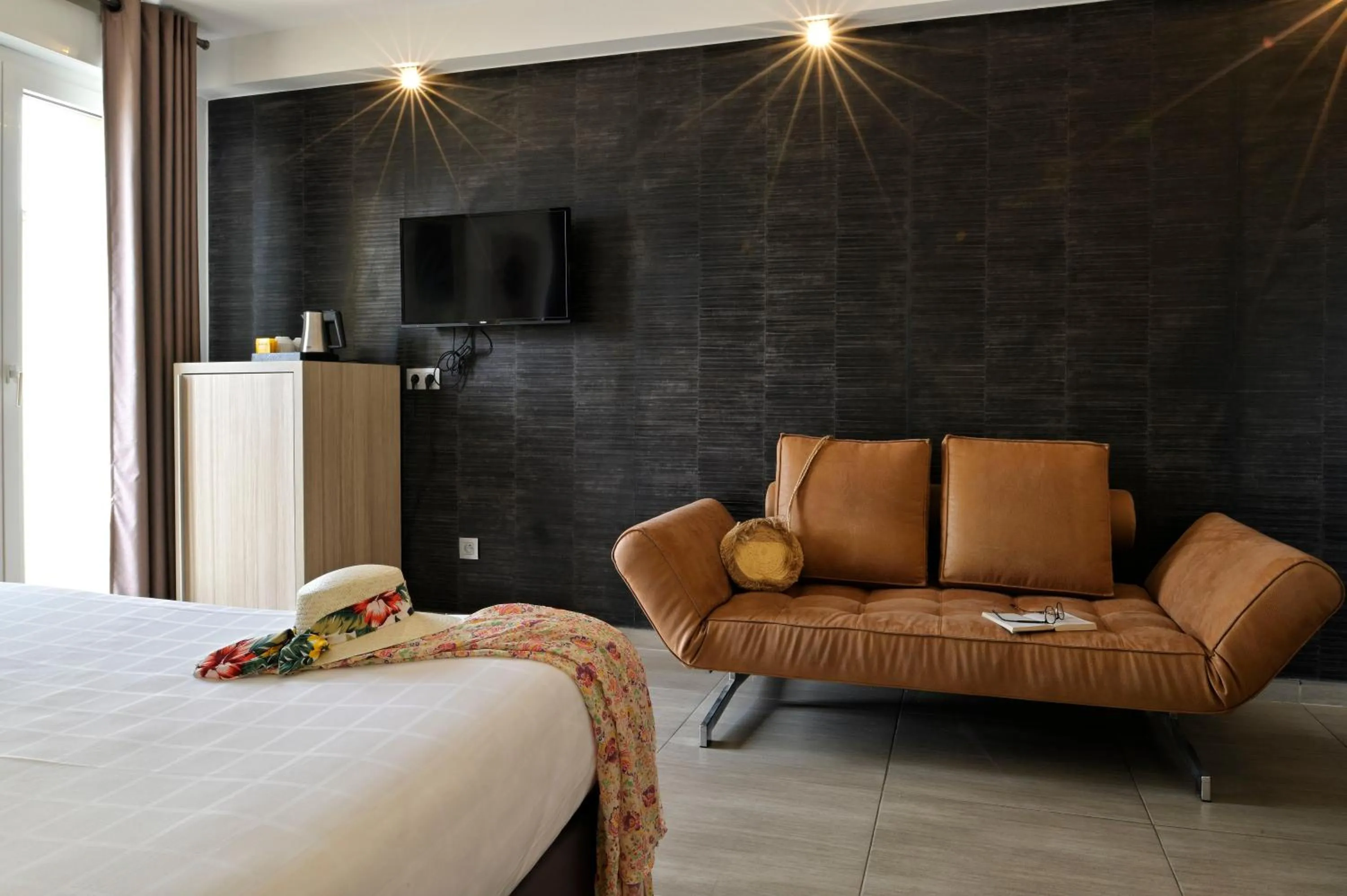 Bedroom, Bed in Hôtel L'Escale Coté Port