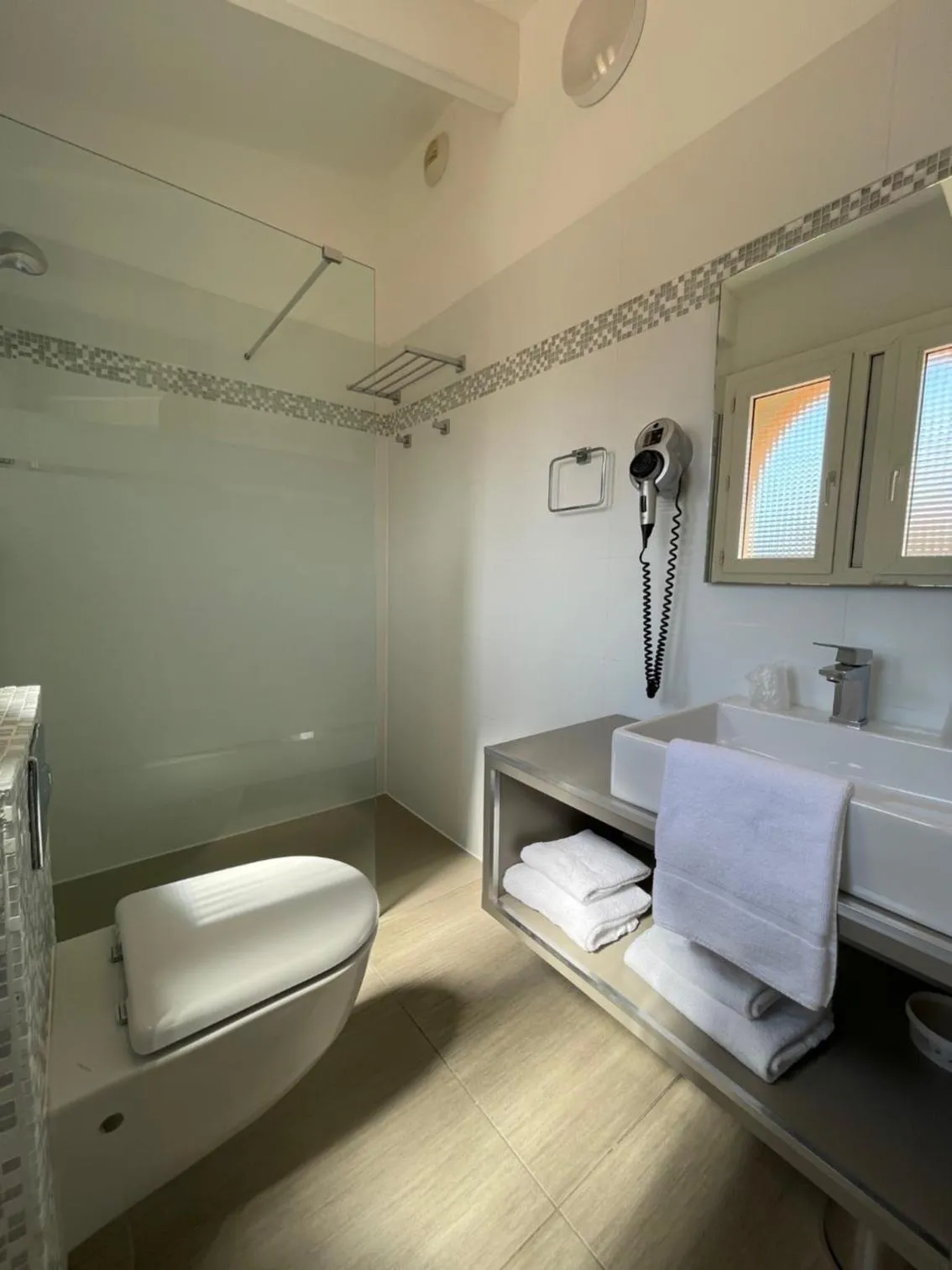 Bathroom in Hôtel L'Escale Coté Port