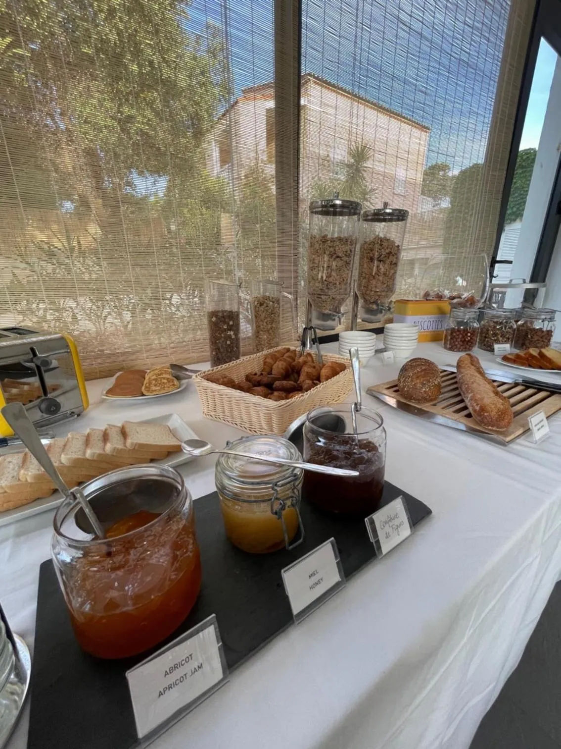 Breakfast in Hôtel L'Escale Coté Port