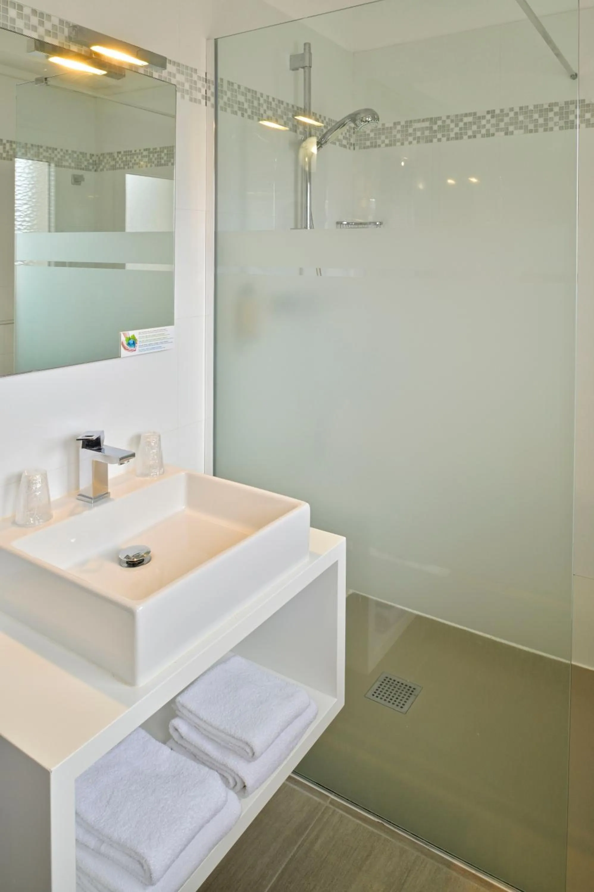 Bathroom in Hôtel L'Escale Coté Port