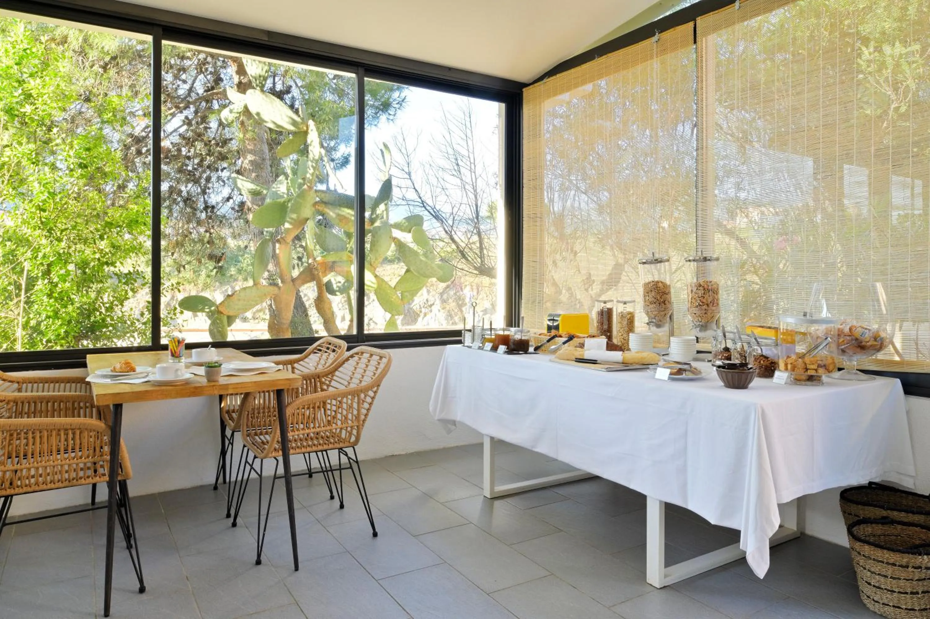 Breakfast in Hôtel L'Escale Coté Port