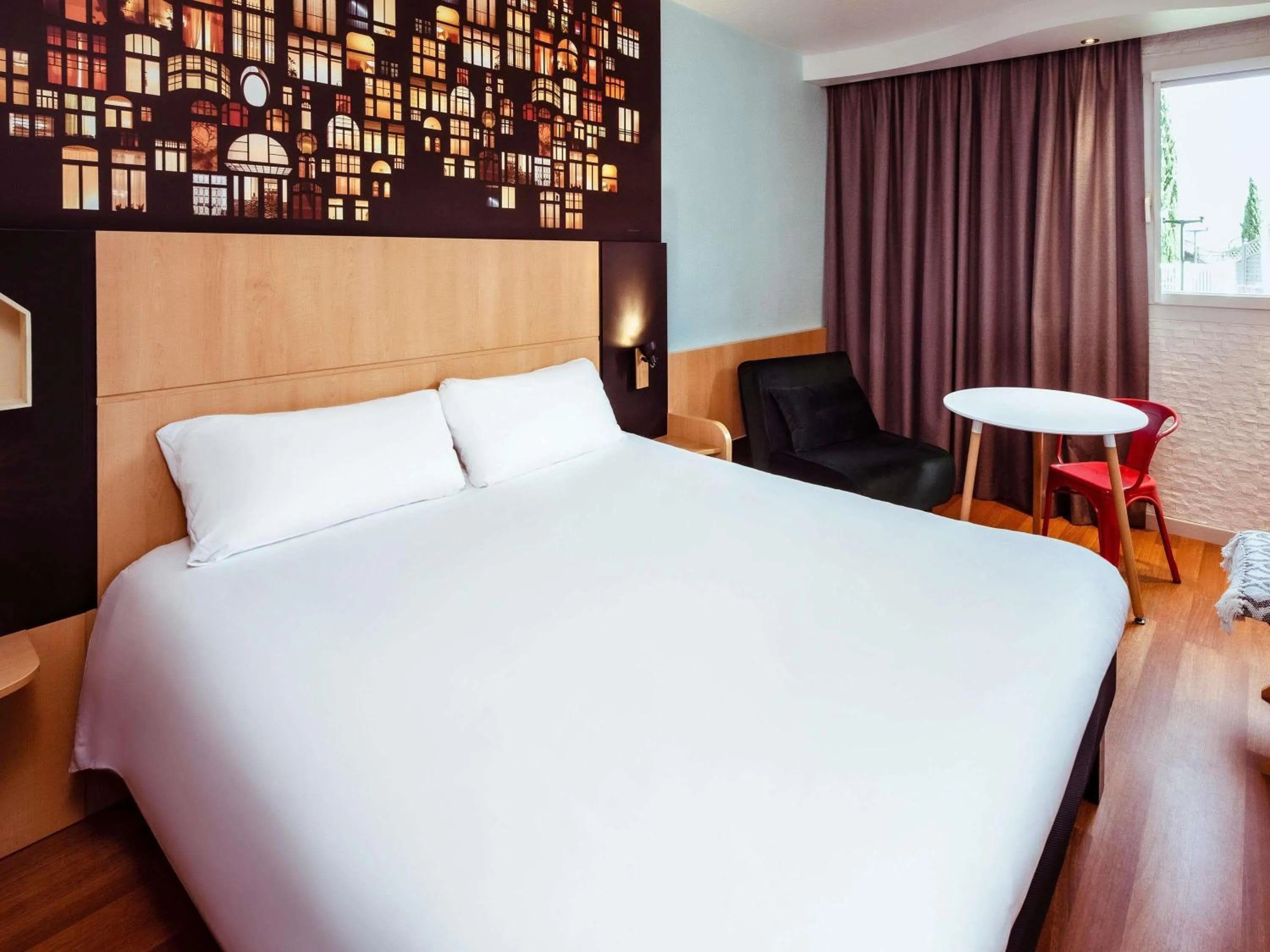 Bedroom, Bed in ibis Macon Sud Crêches