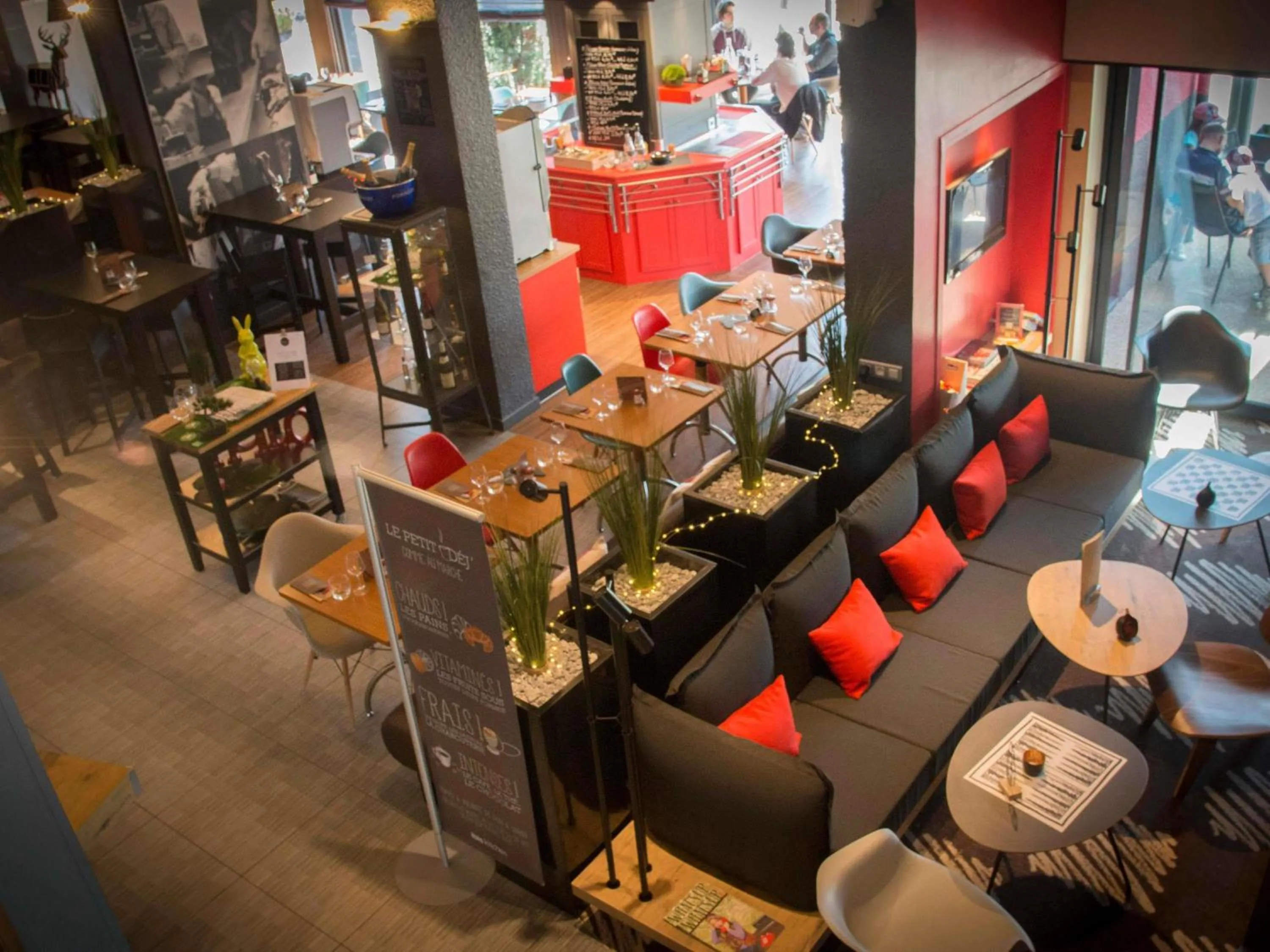 Lounge or bar in ibis Macon Sud Crêches