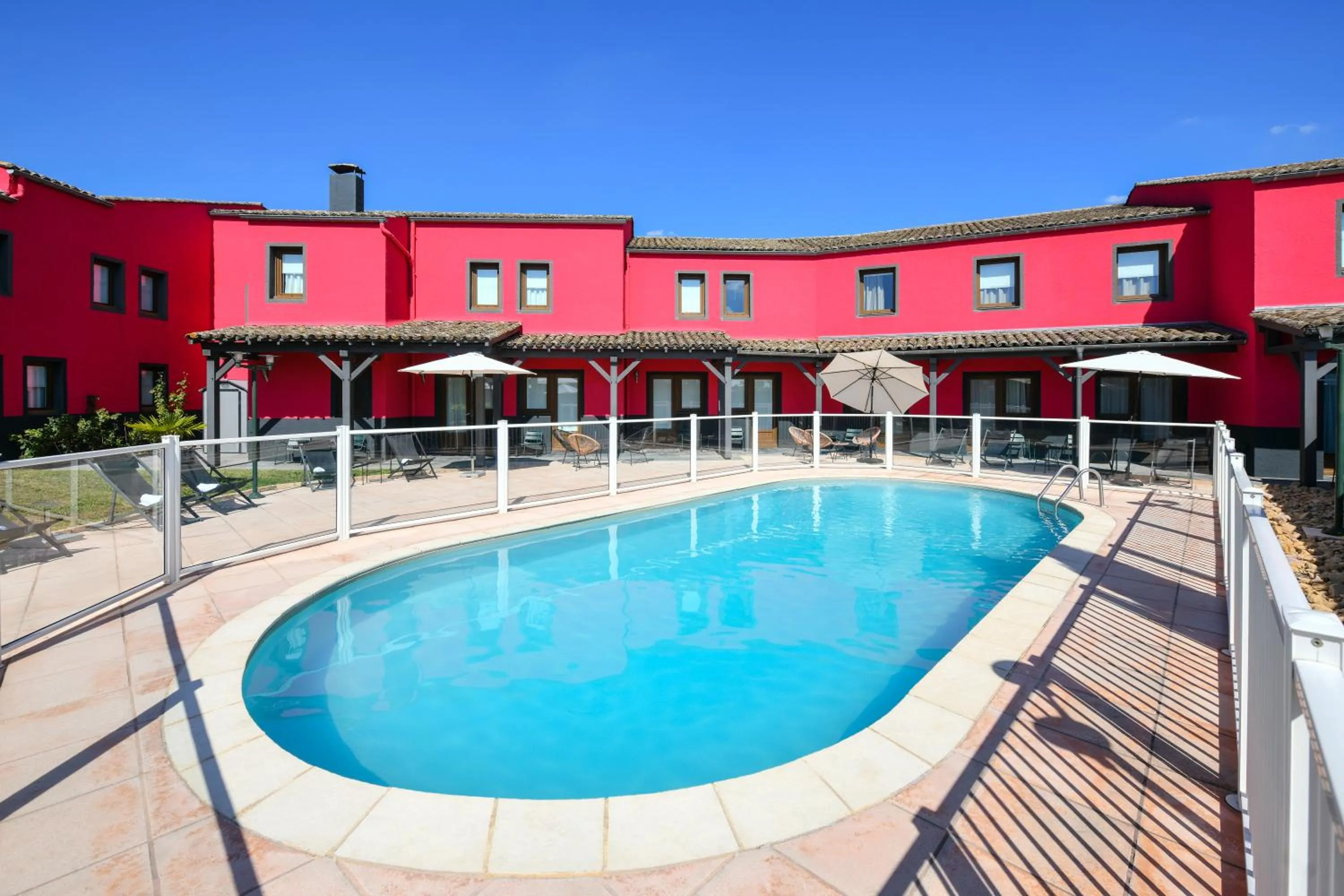 Swimming pool in ibis Macon Sud Crêches