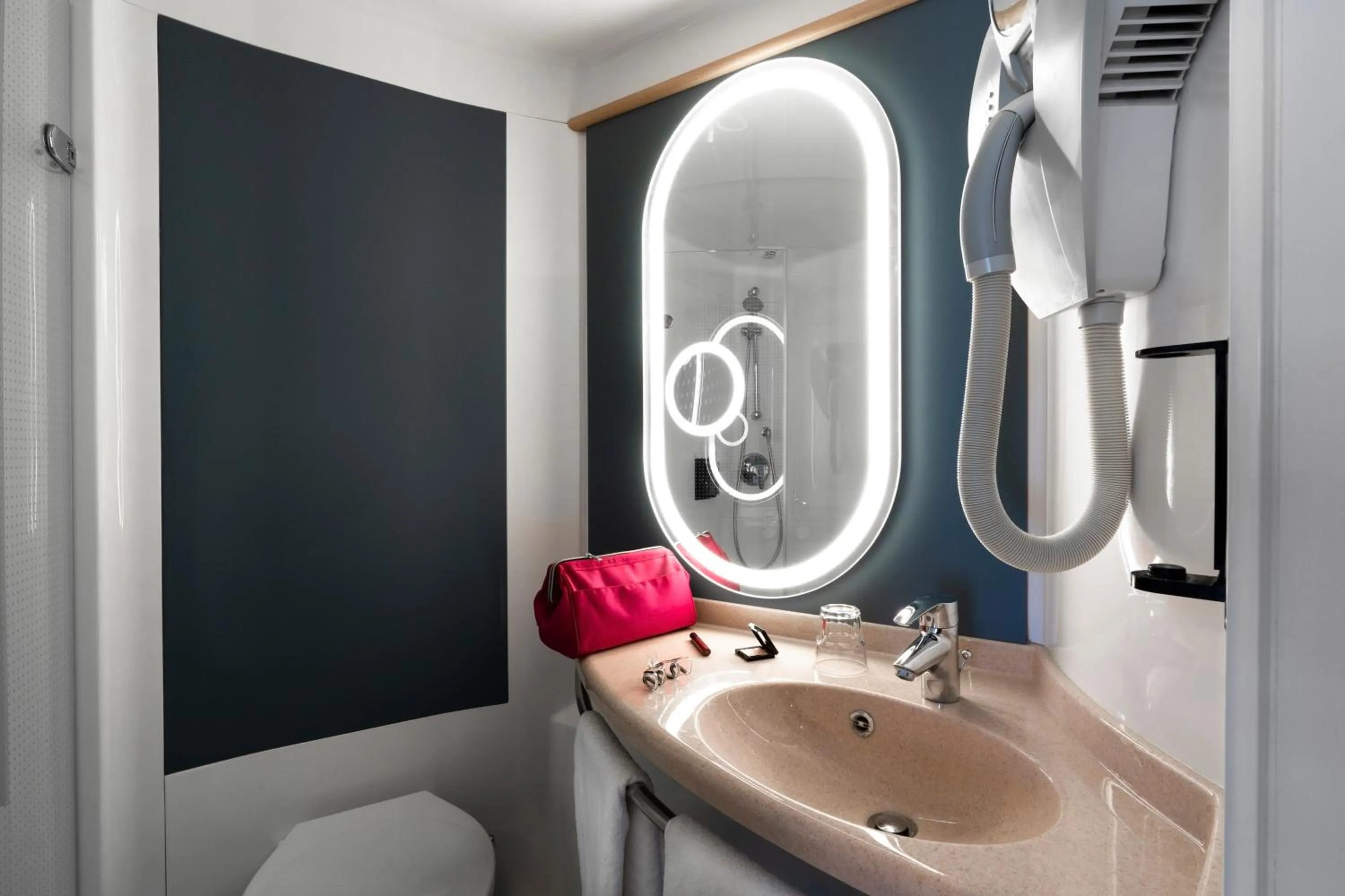 Bathroom in ibis Macon Sud Crêches