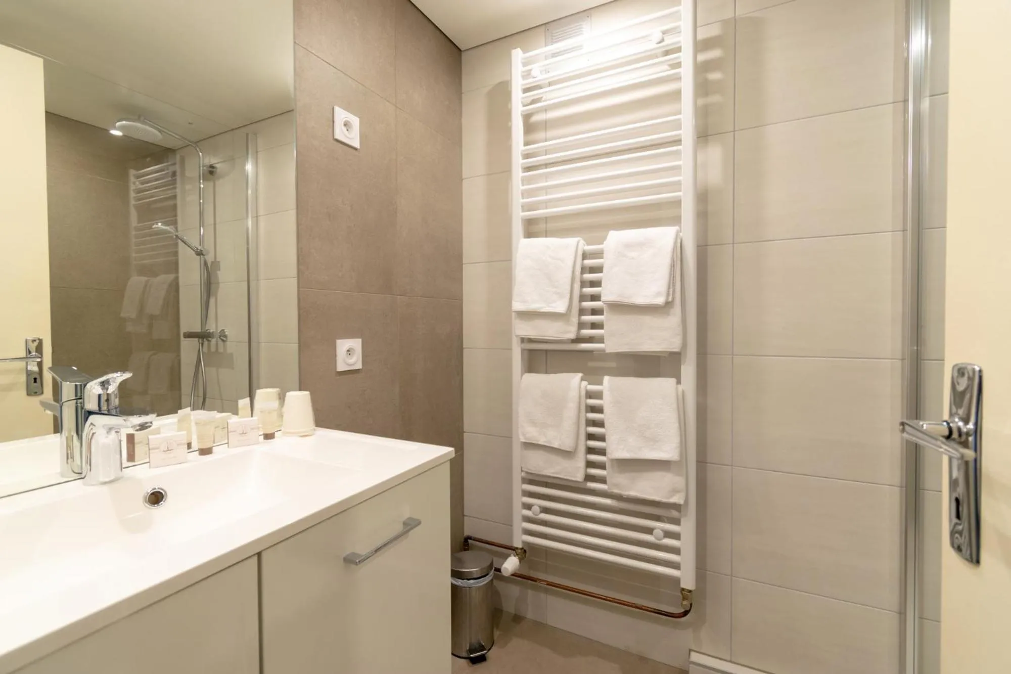 Shower in Hôtel de la Poste