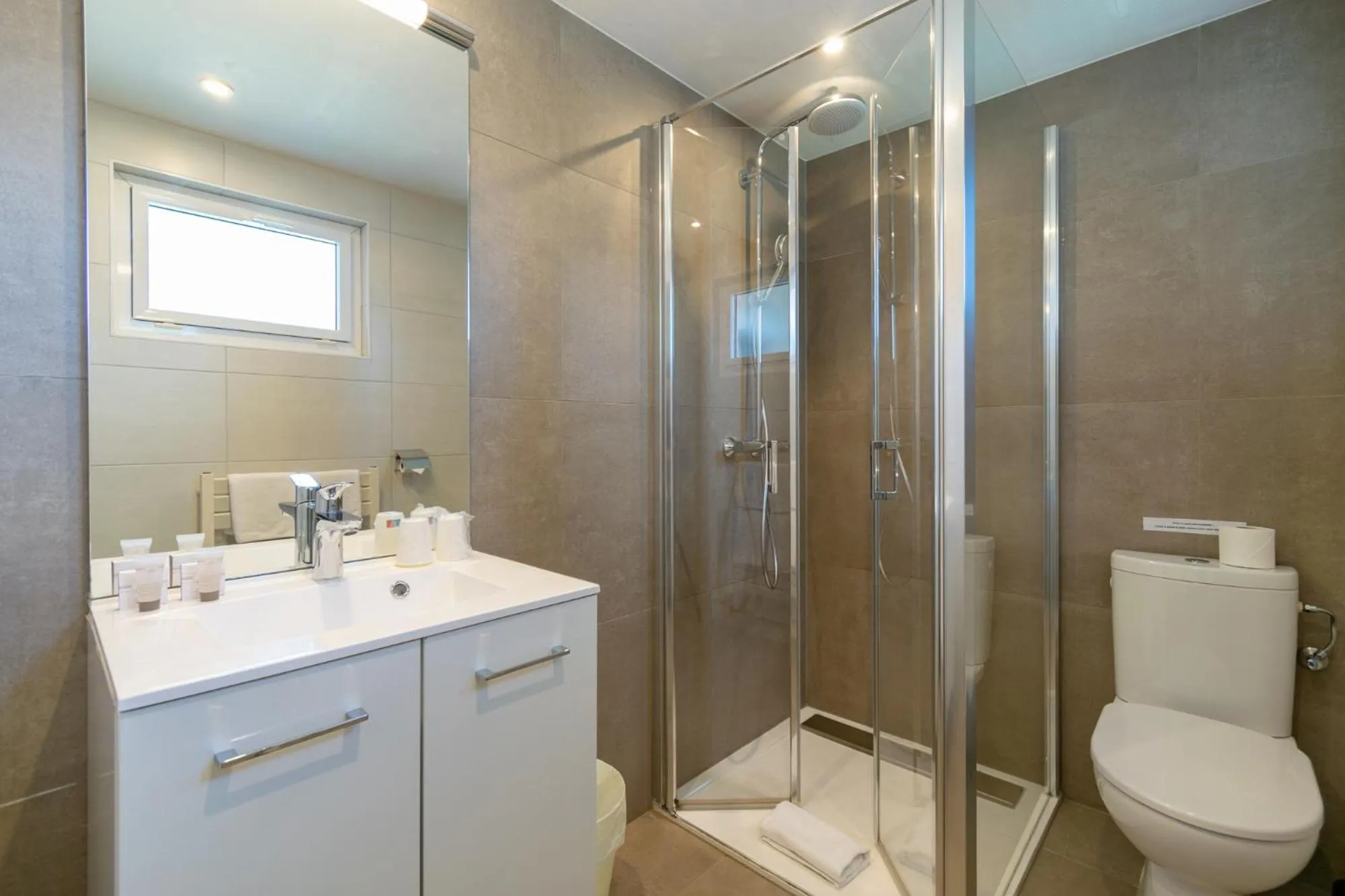 Shower in Hôtel de la Poste