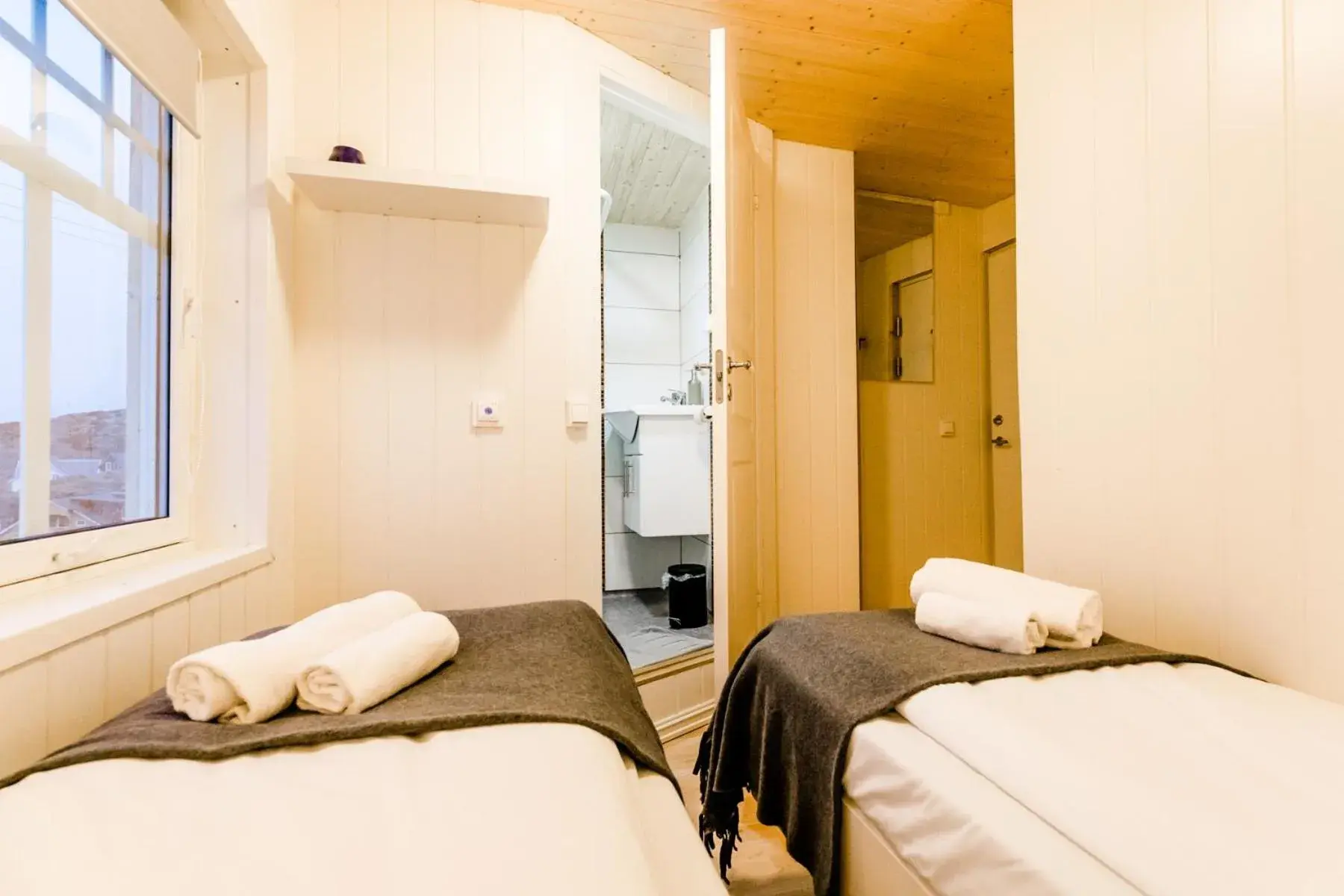 Twin Room with Bathroom - single occupancy in Holmvik Brygge Nyksund Twin Room with Bathroom - single occupancy in Holmvik Brygge Nyksund