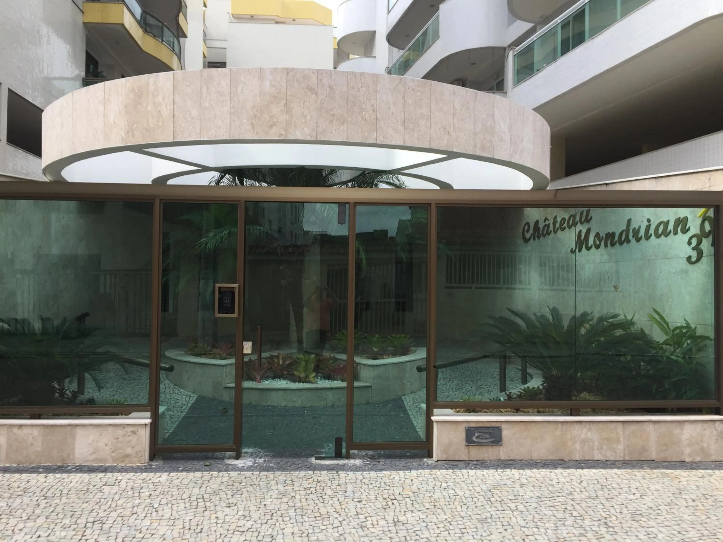 Facade/entrance in Condominio Chateau Mondrian