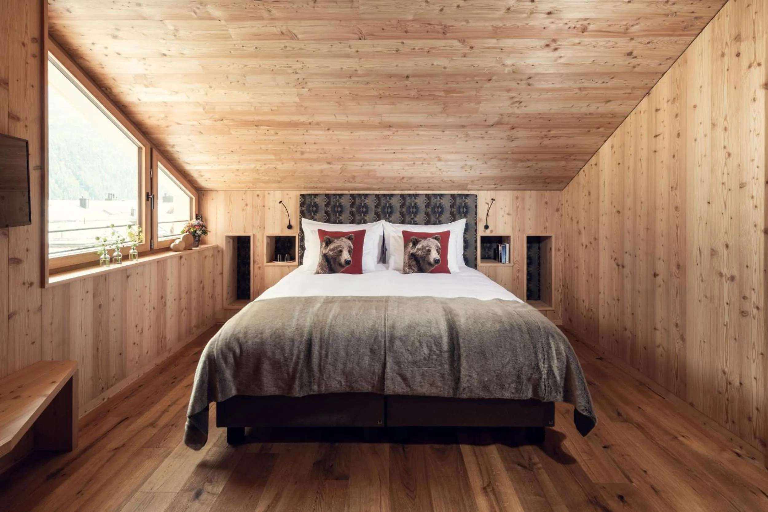 Photo of the whole room, Bed in Conrad's Mountain Lodge