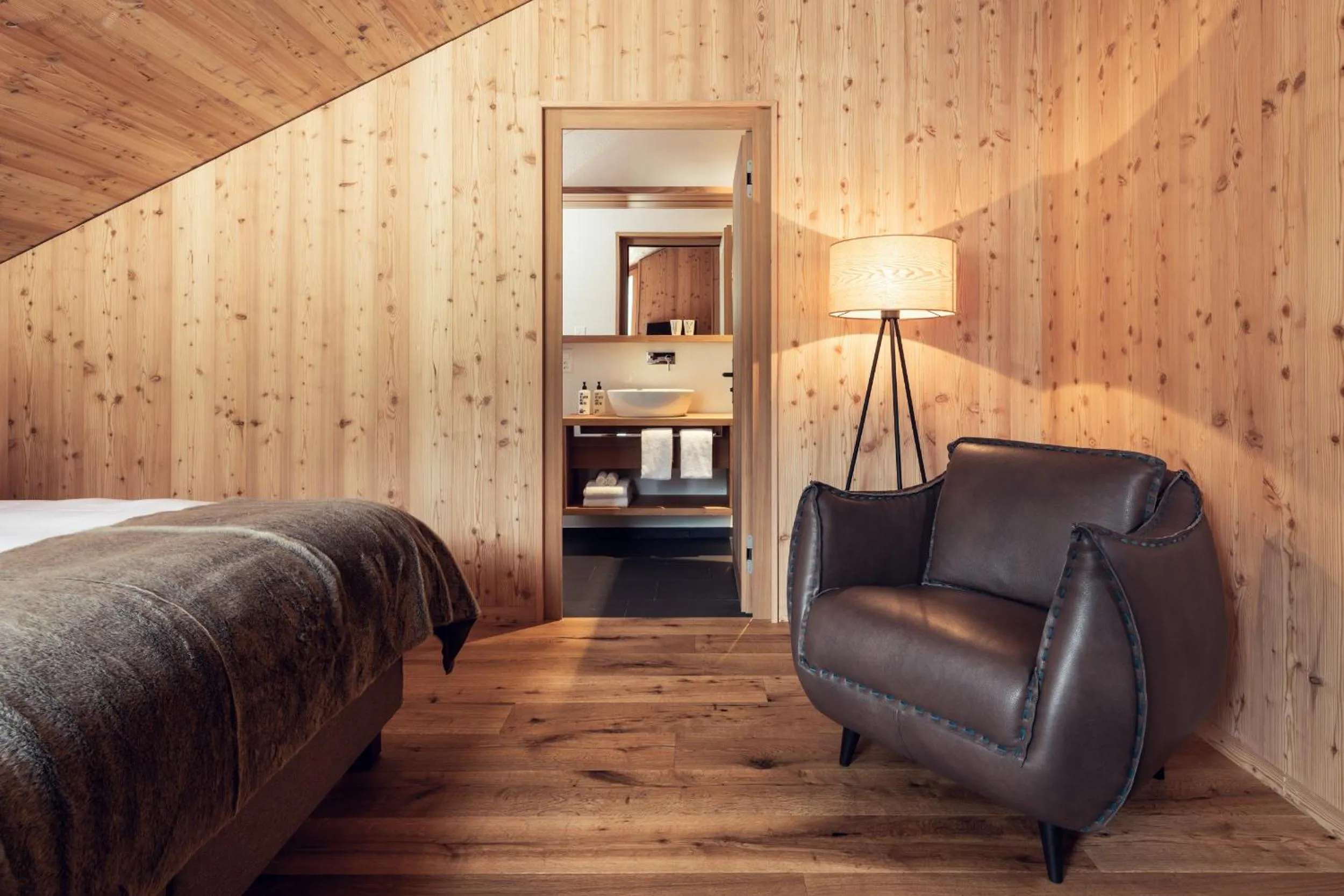 Photo of the whole room, Bed in Conrad's Mountain Lodge