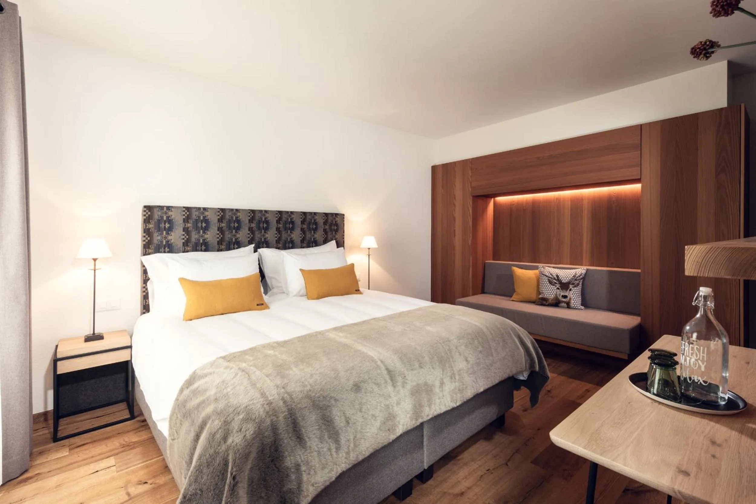 Photo of the whole room, Bed in Conrad's Mountain Lodge