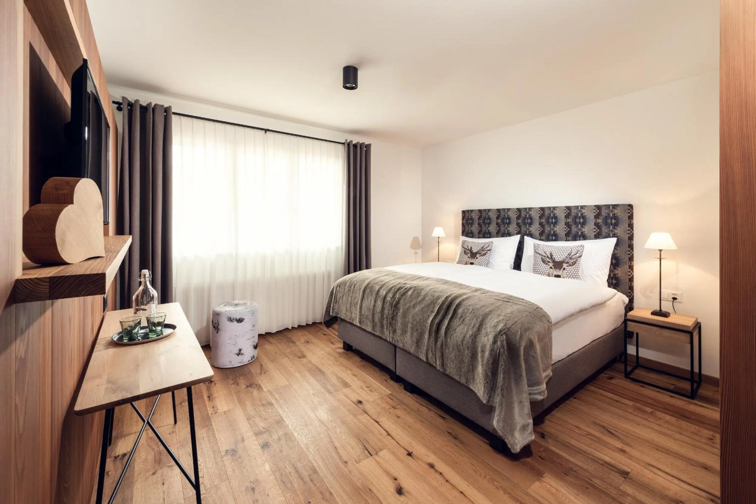 Photo of the whole room, Bed in Conrad's Mountain Lodge