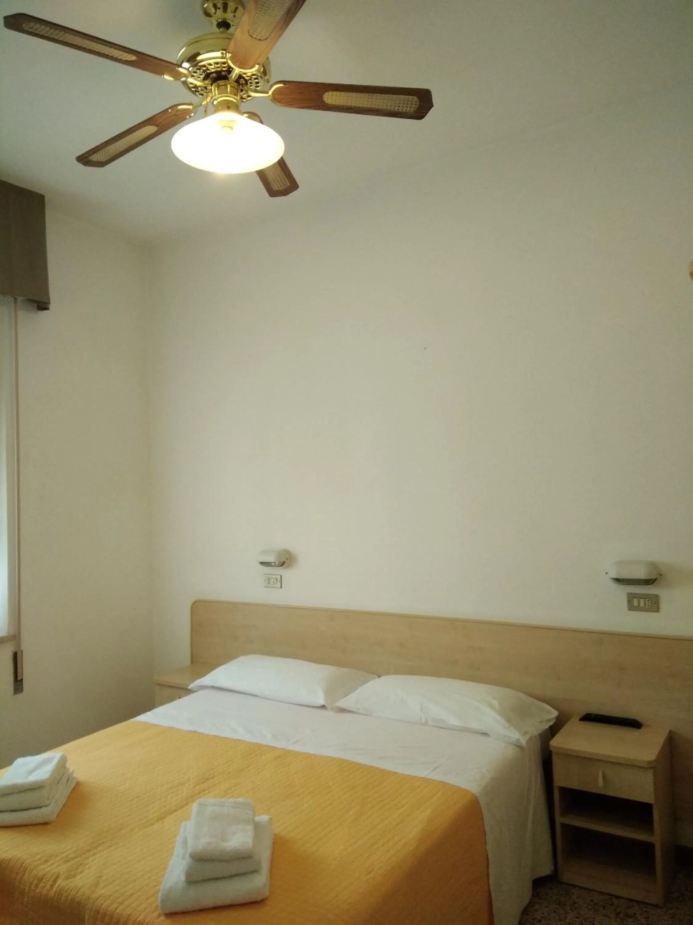 Bed in Hotel Niagara