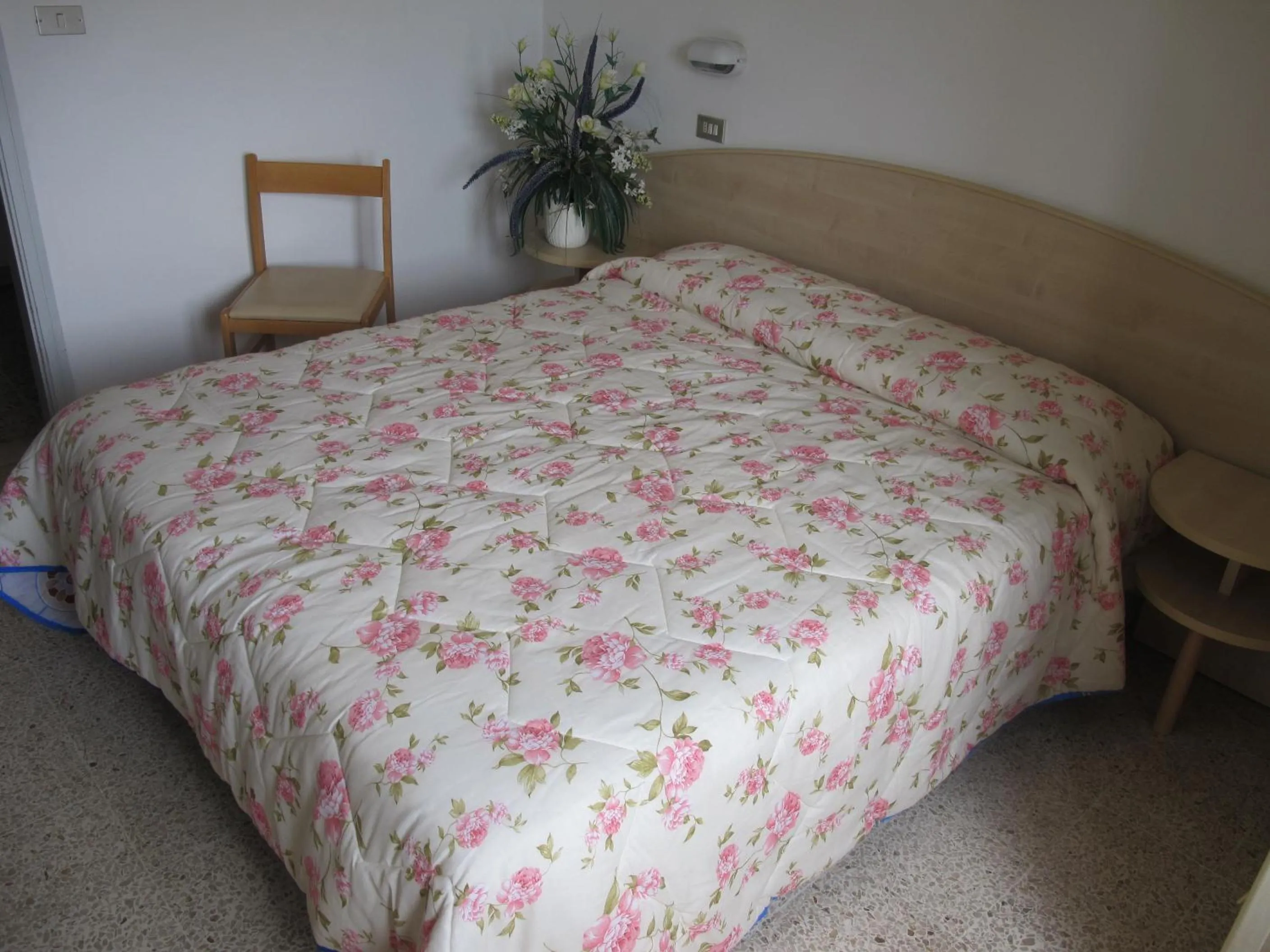 Photo of the whole room in Hotel Niagara